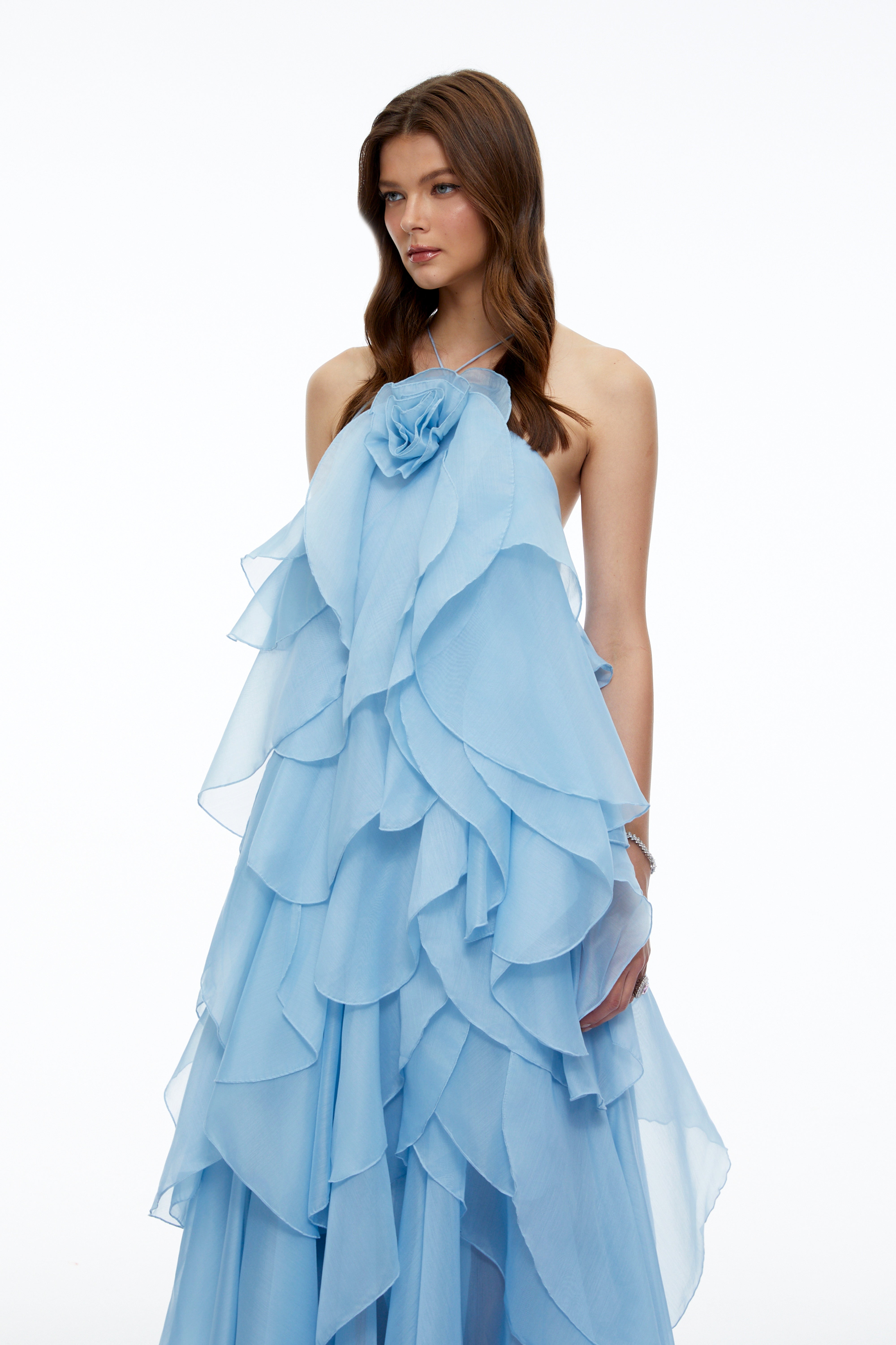 Robe longue à volants et dos nu « Carrie Blue »