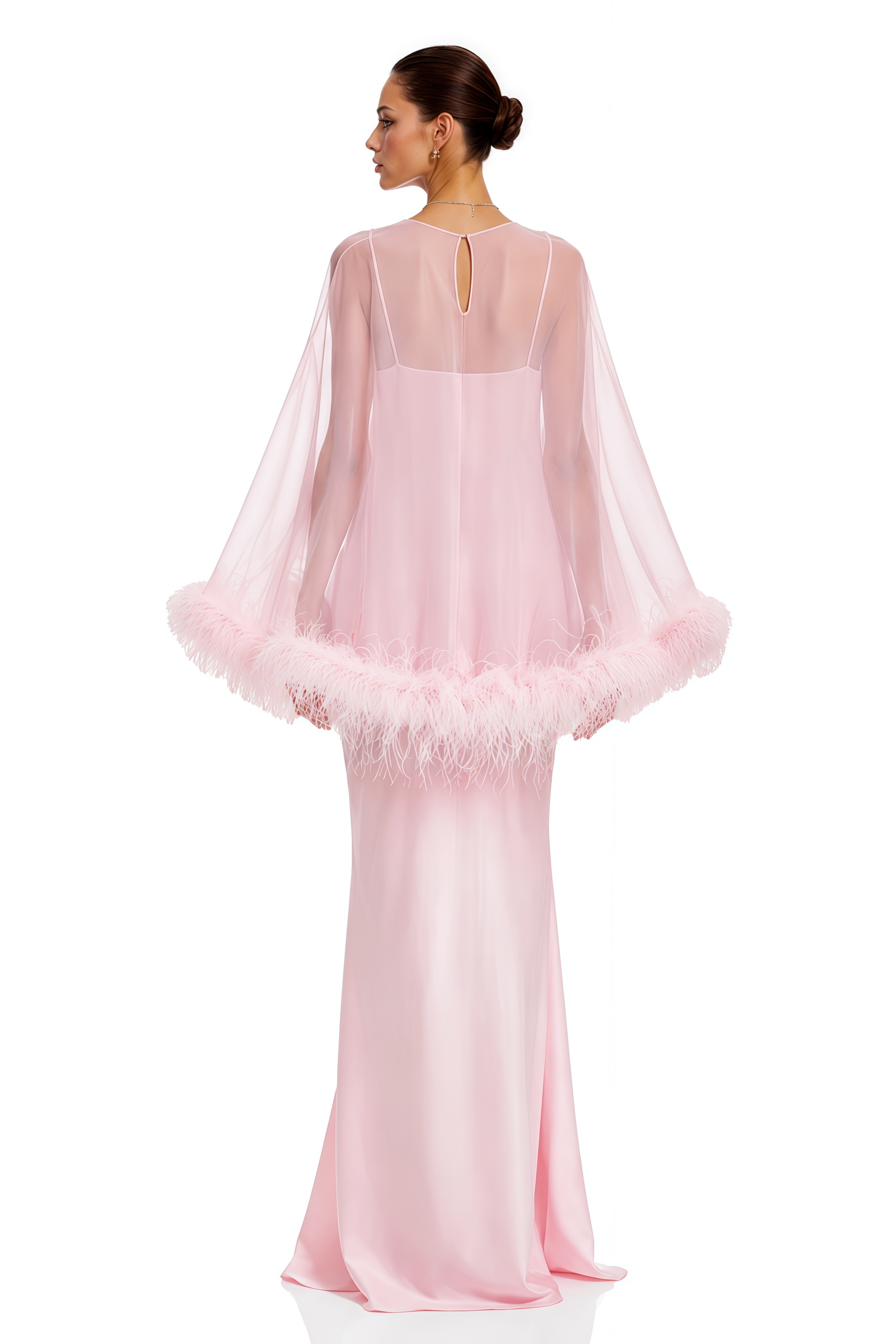 Ensemble Araminta : robe longue rose et châle avec bordure en plumes