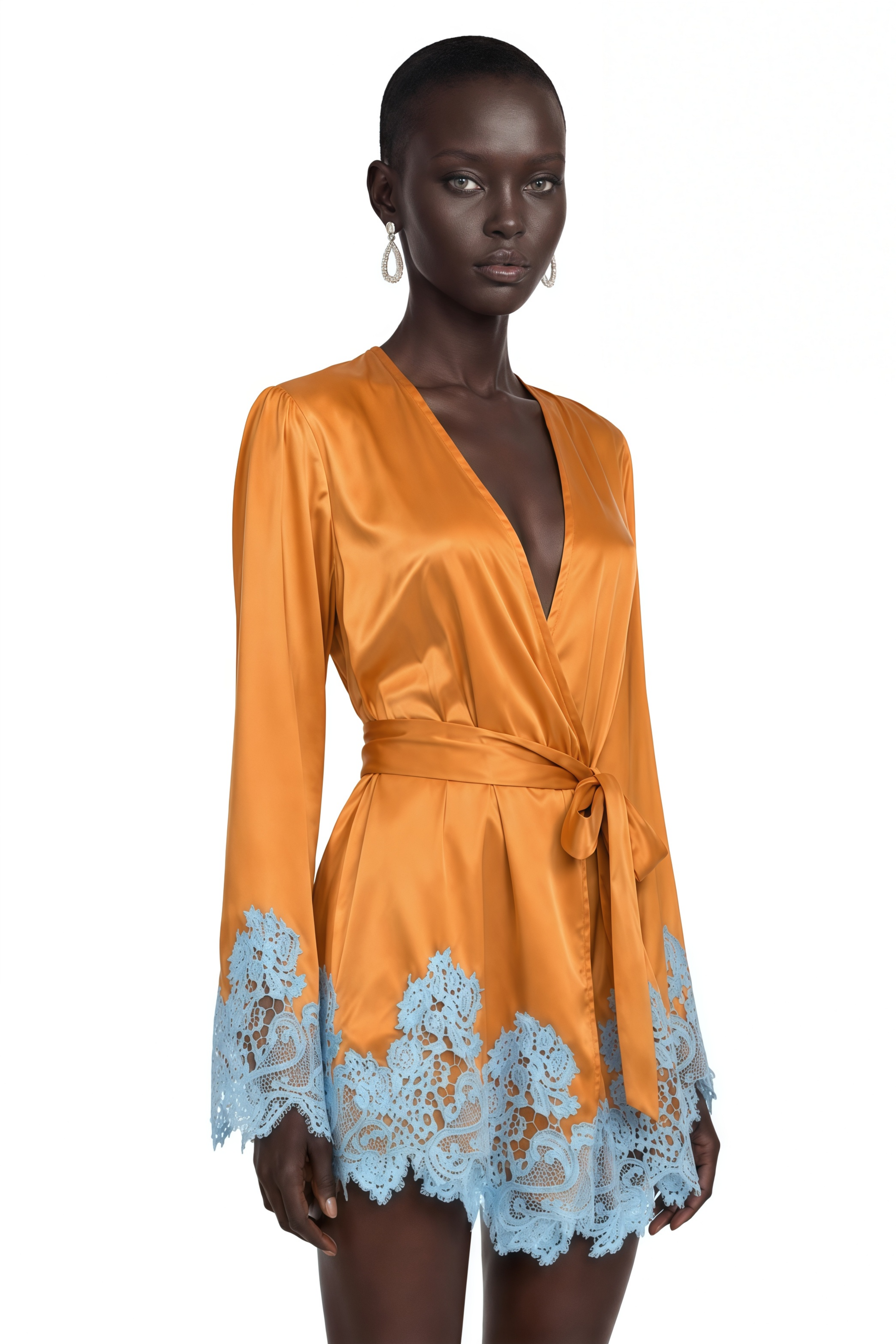 Mini-robe portefeuille en satin avec dentelle d'Aurelie Brown