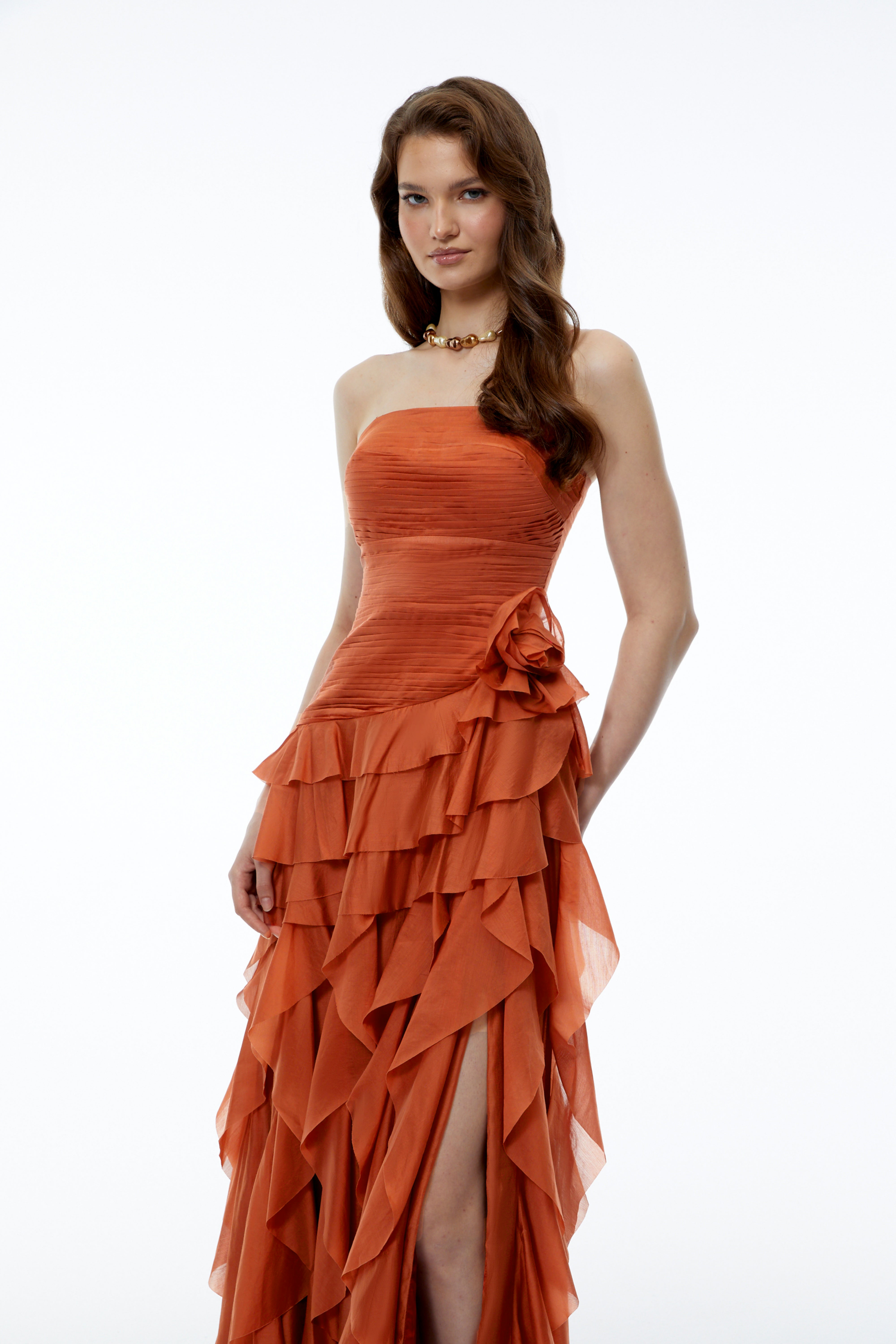 Robe longue à volants superposés « Aurélie Orange » avec motifs floraux en 3D