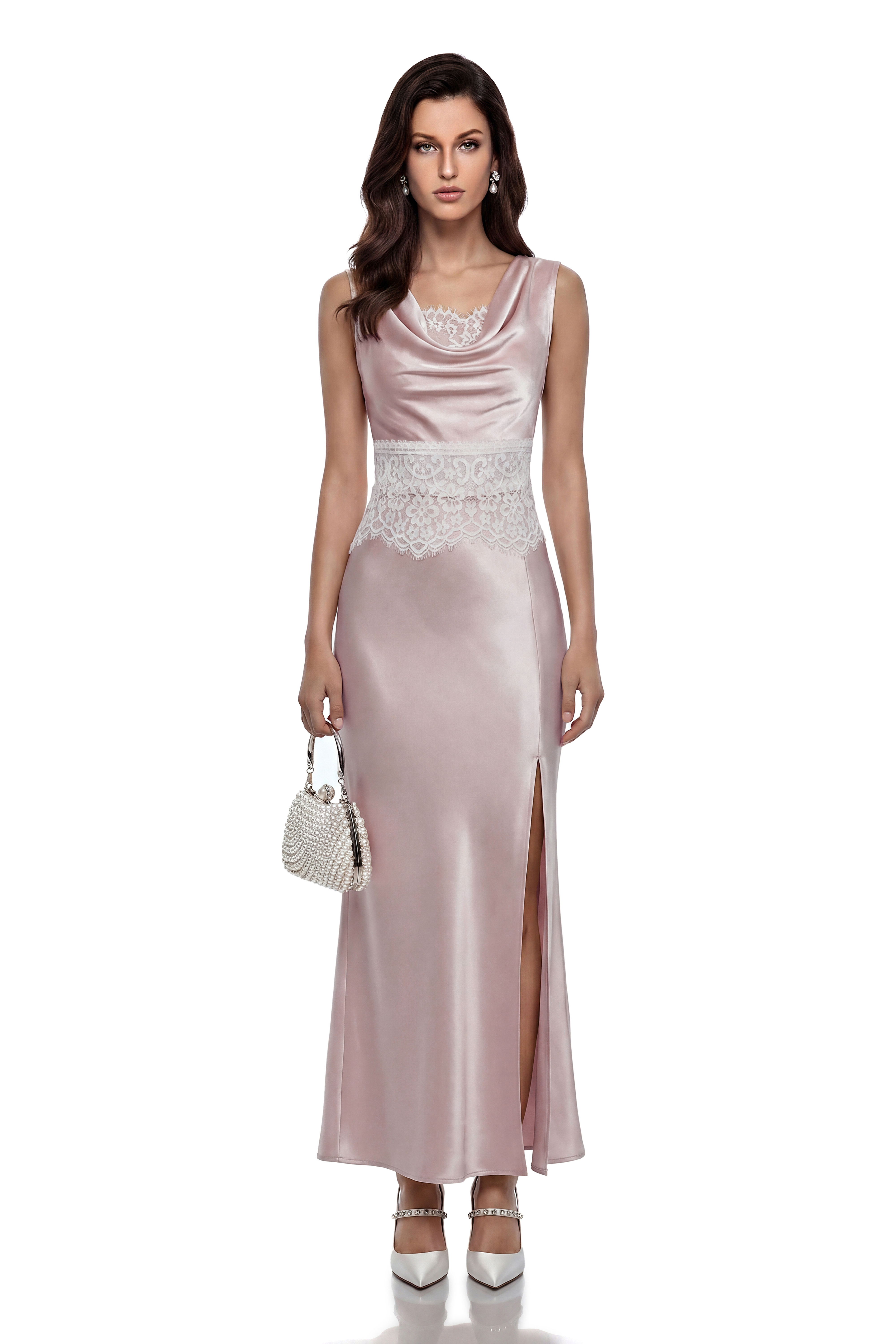 Robe longue en satin rose poudré avec des détails en dentelle blanche