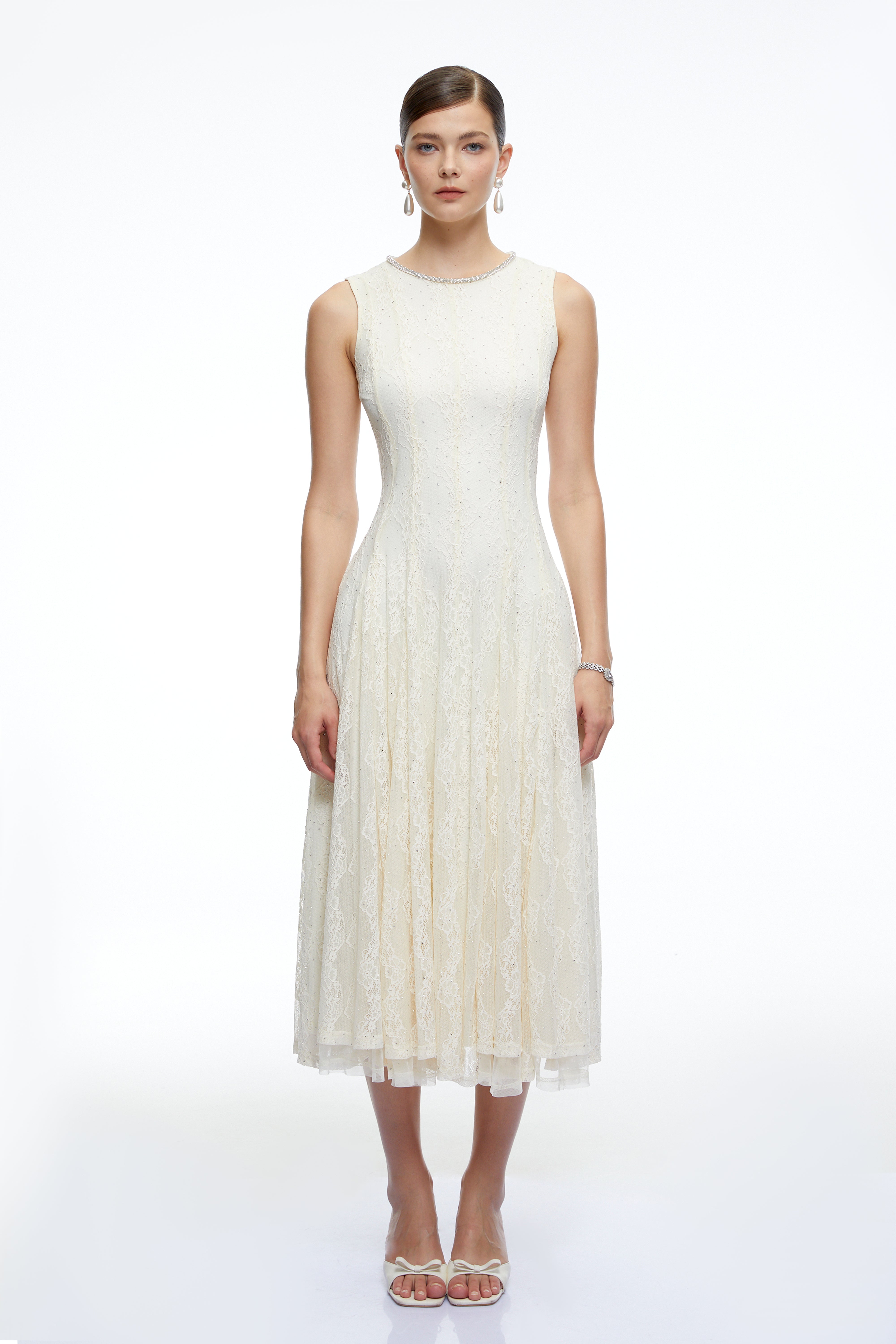 Robe mi-longue « Cassia White » brodée et ornée de dentelle