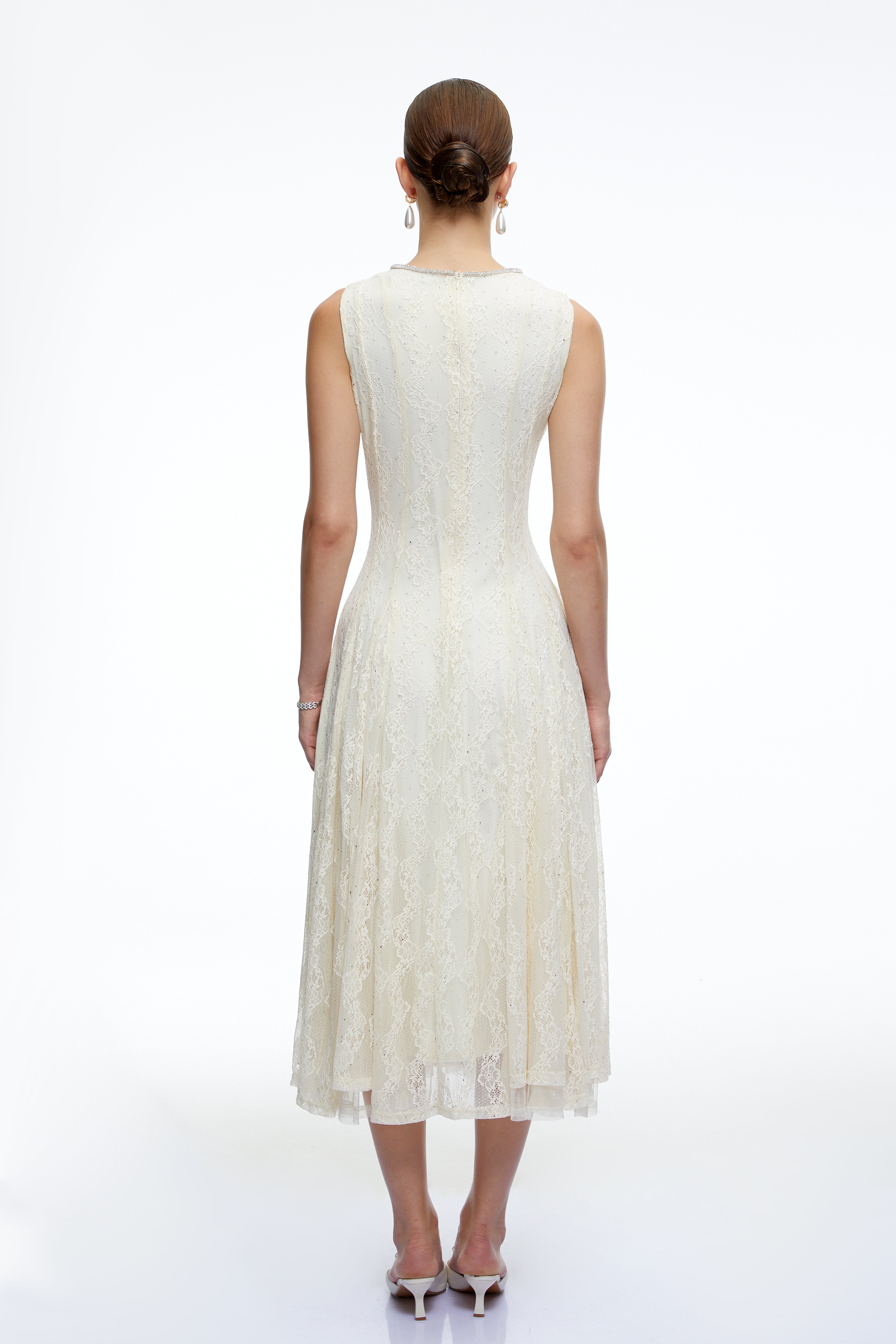Robe mi-longue « Cassia White » brodée et ornée de dentelle