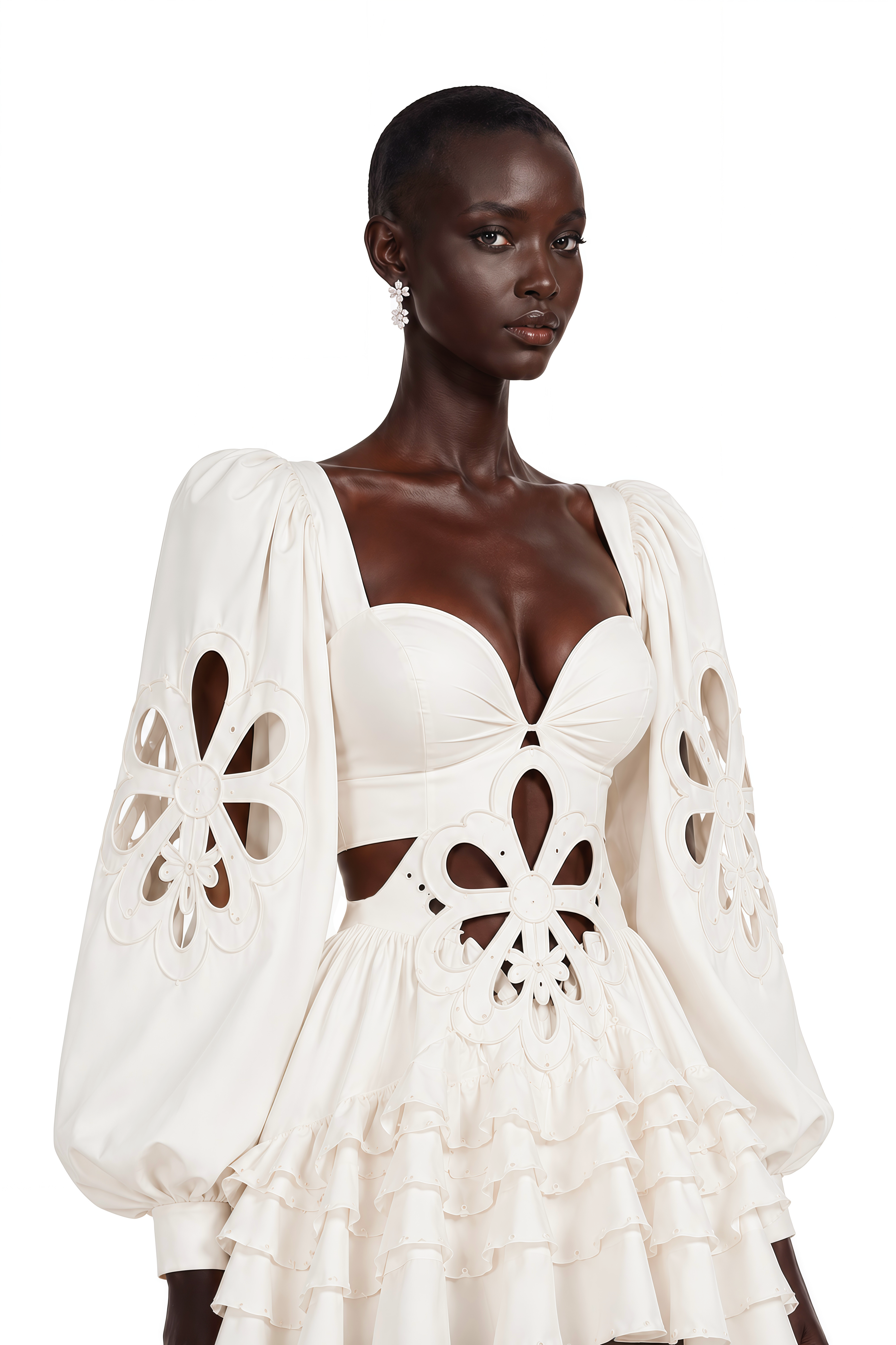 Robe blanche à volants asymétriques avec découpes
