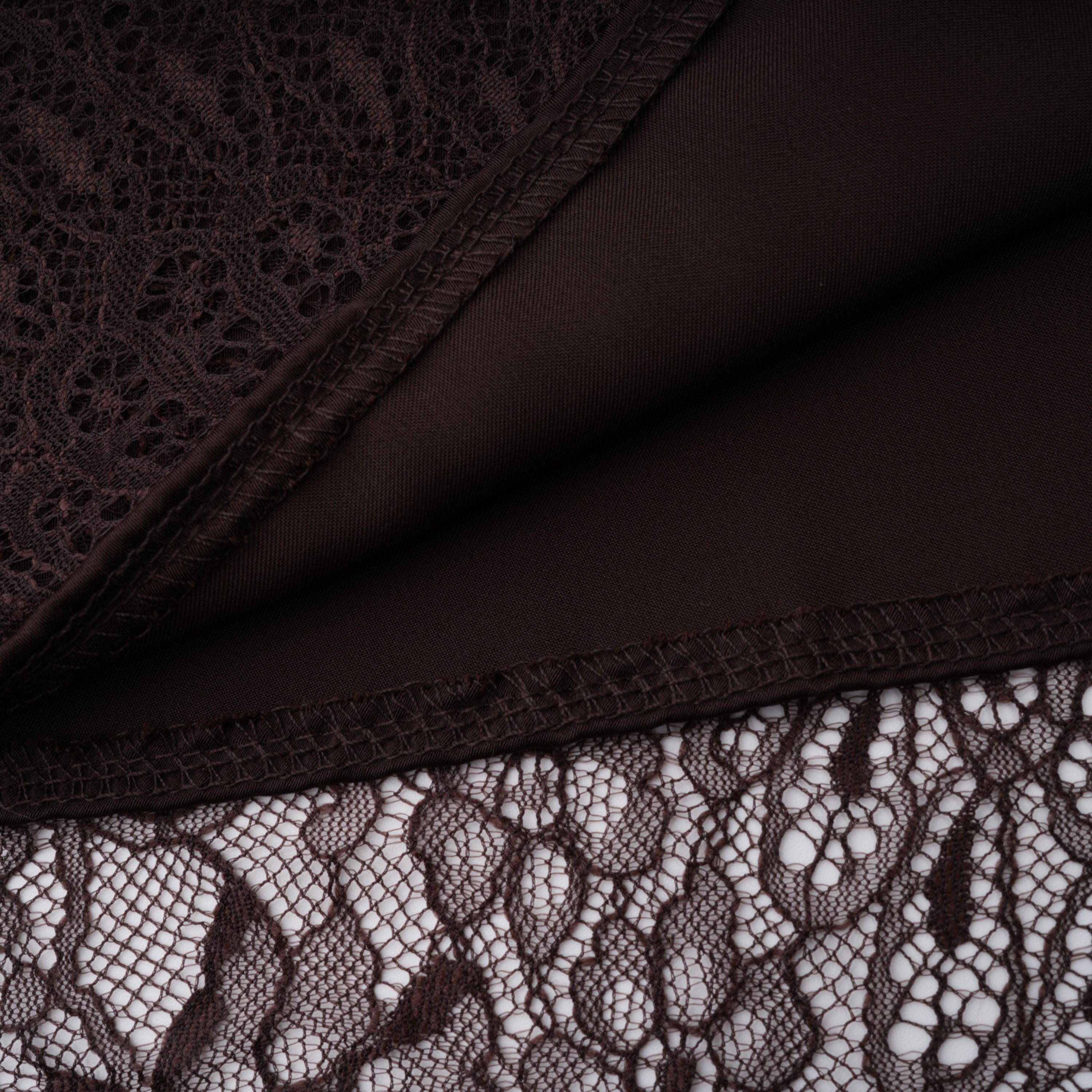 Robe longue à fleurs et dentelle Christa Brown avec cape (Vente définitive - États-Unis uniquement)