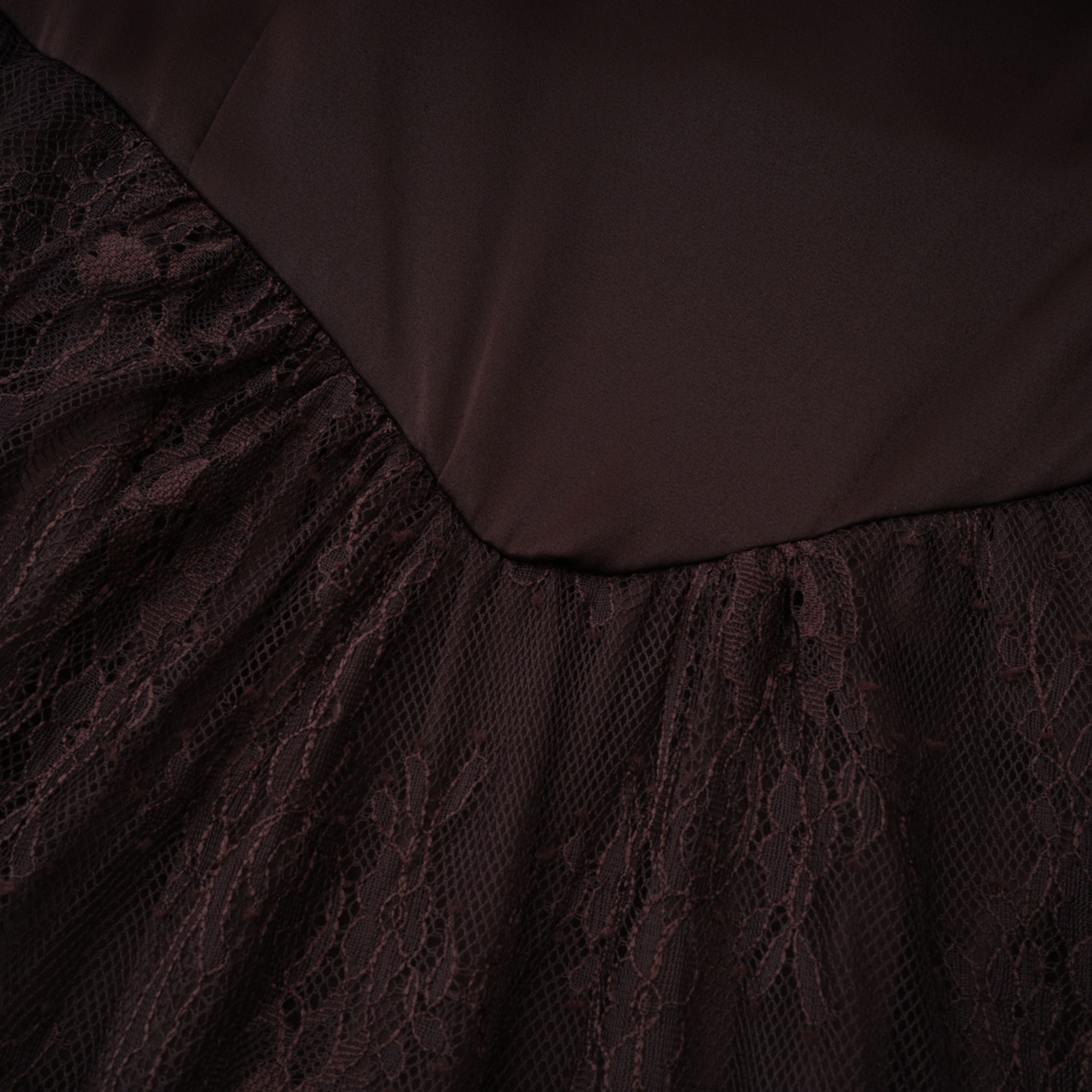 Robe longue à fleurs et dentelle Christa Brown avec cape (Vente définitive - États-Unis uniquement)