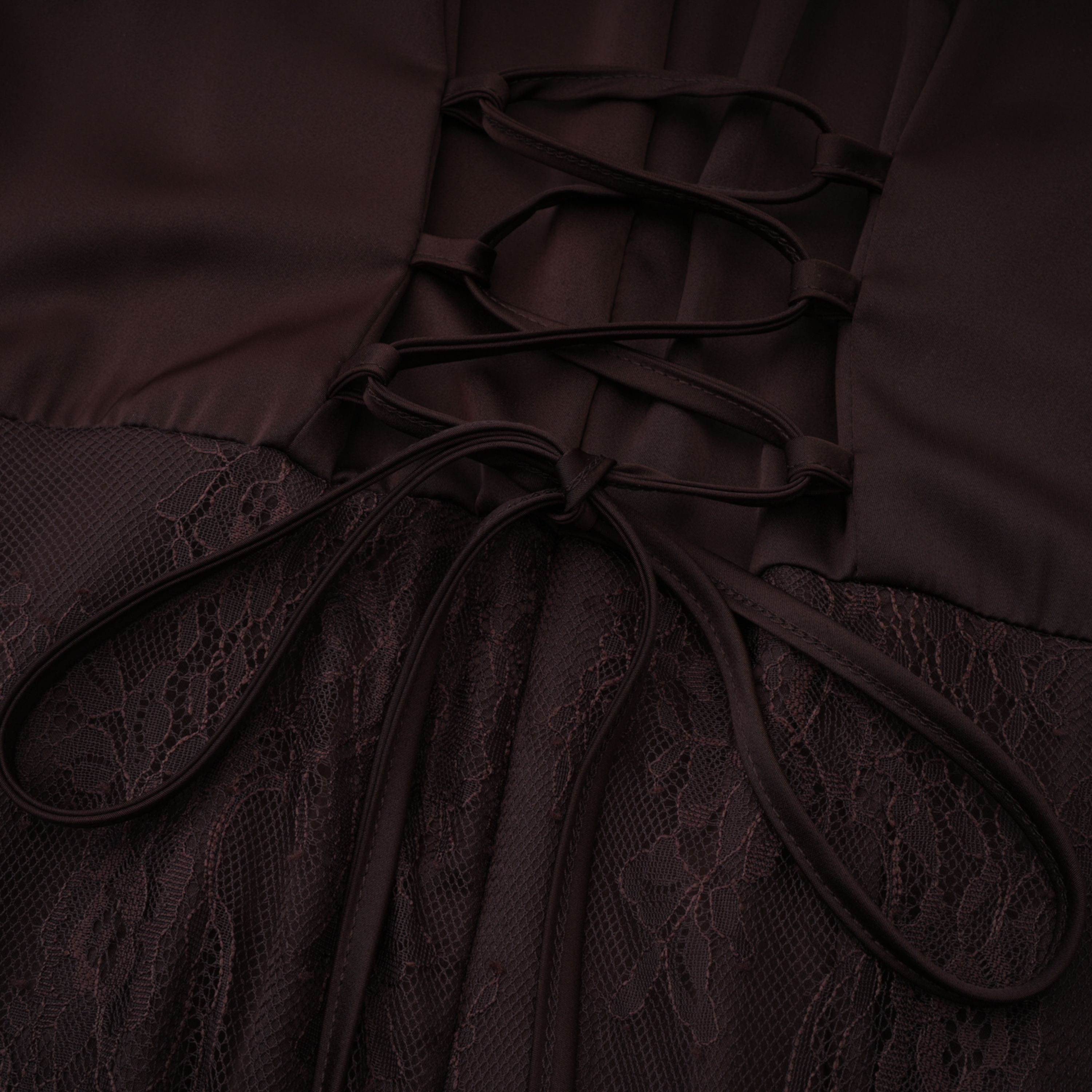Robe longue à fleurs et dentelle Christa Brown avec cape (Vente définitive - États-Unis uniquement)