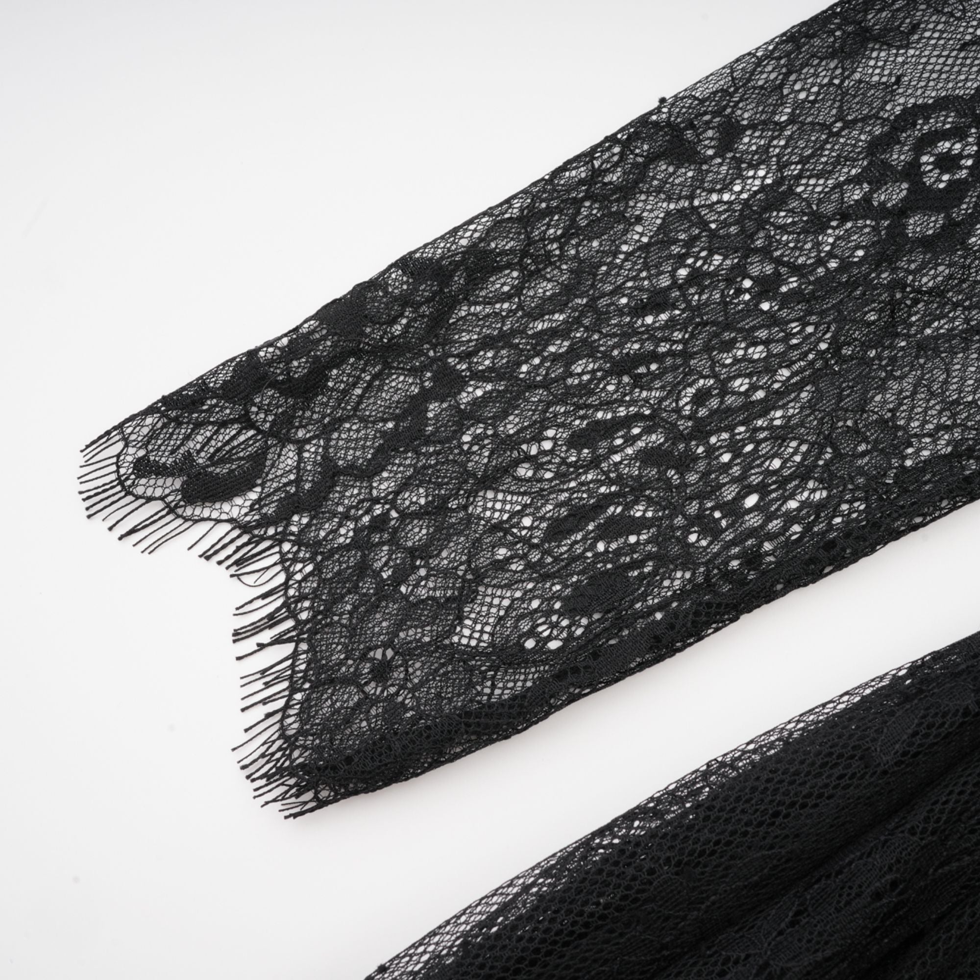 Robe longue noire asymétrique en dentelle, avec fronces et fente haute sur la jambe