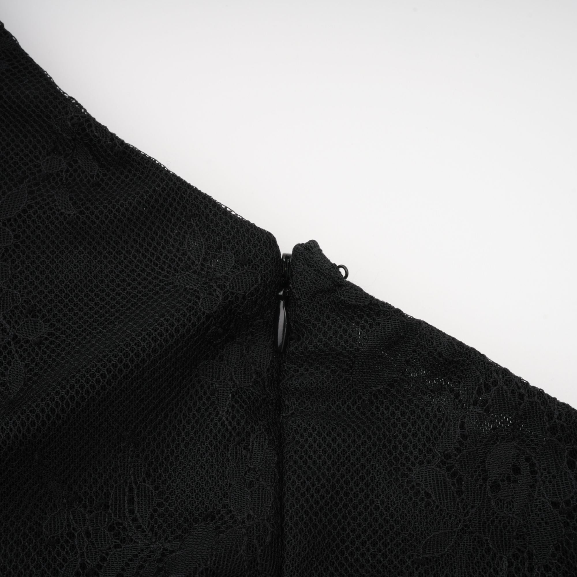 Robe longue noire asymétrique en dentelle, avec fronces et fente haute sur la jambe
