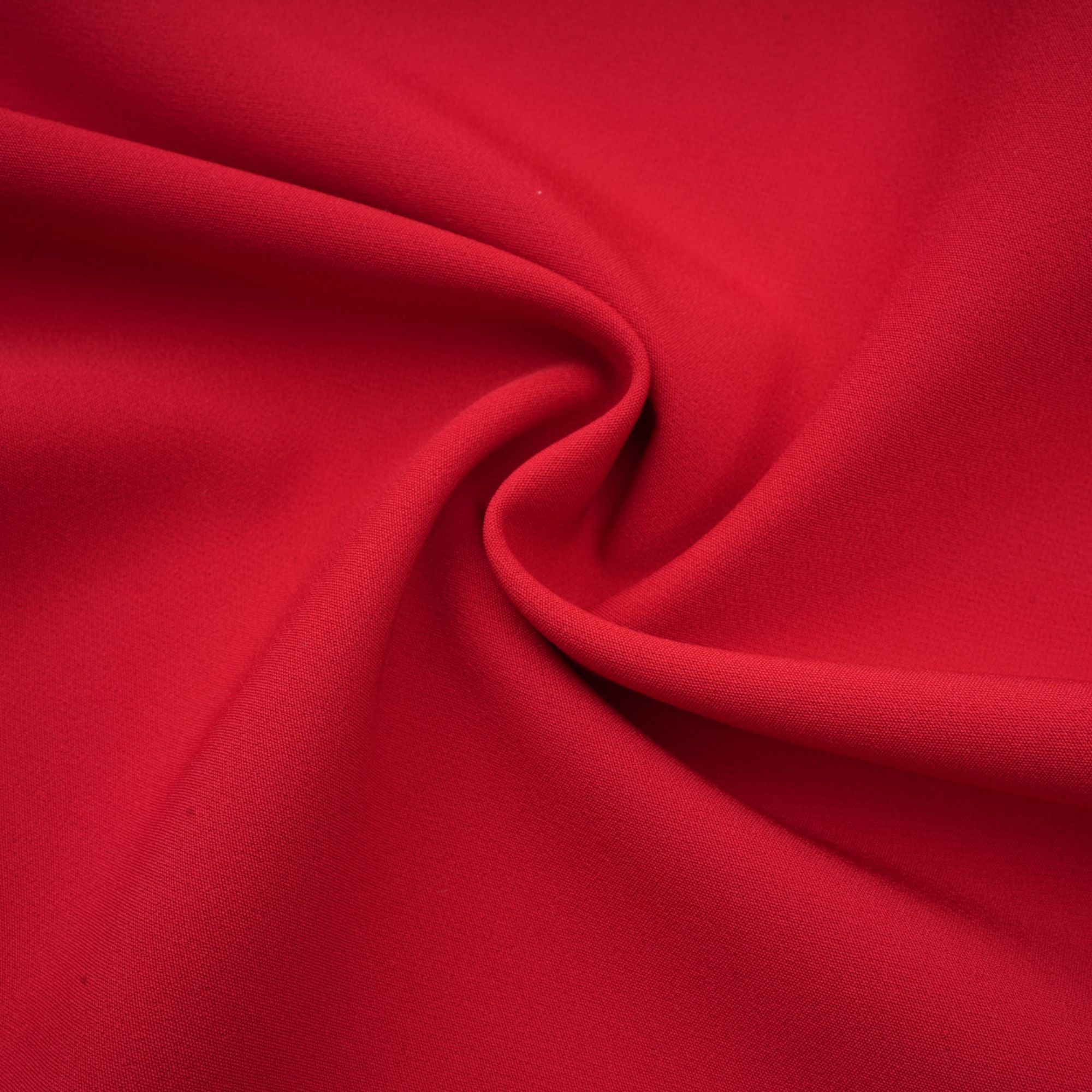 Robe rouge à manches longues et épaules dénudées, avec un panneau plissé sur la jupe