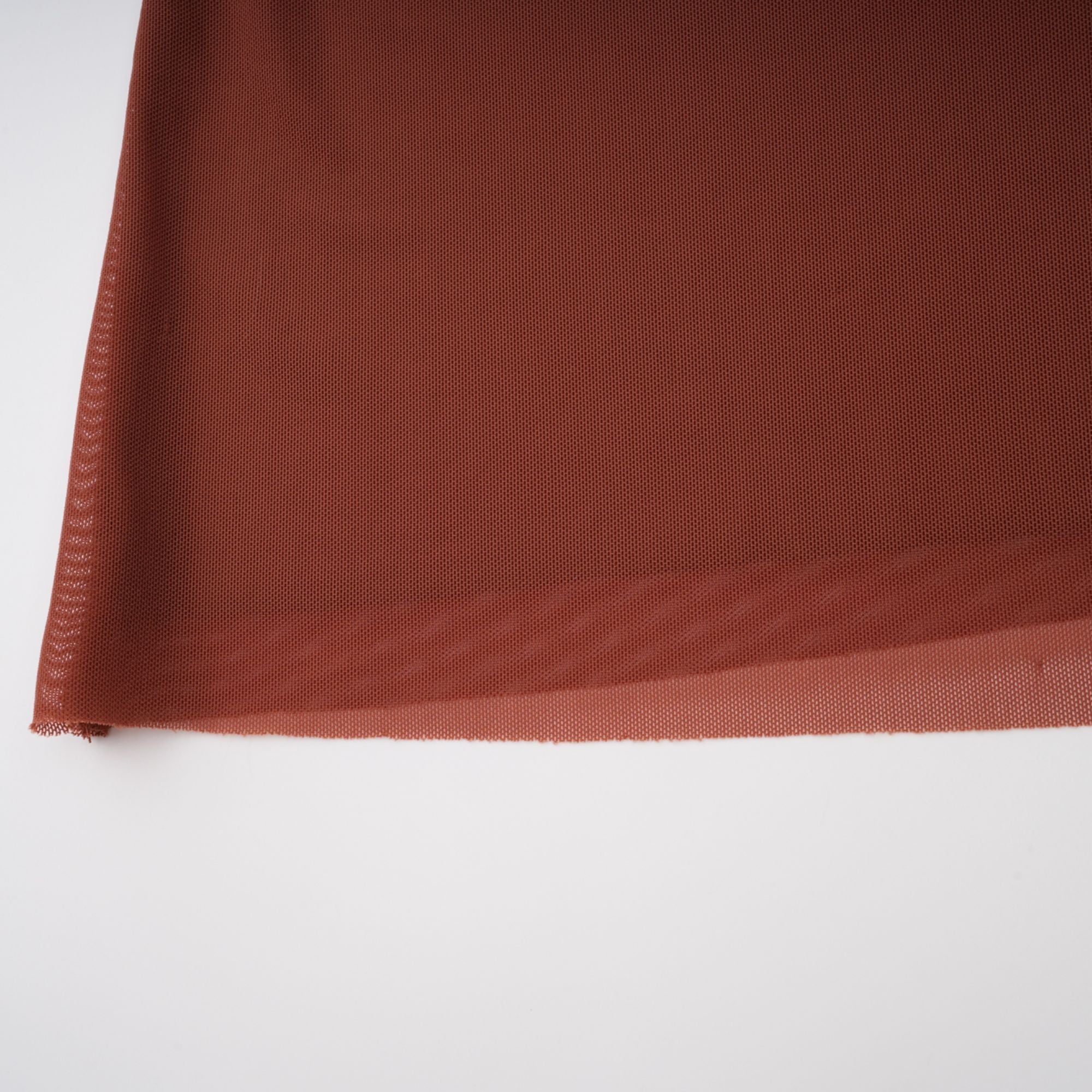 فستان طويل بأكمام طويلة بلون الصدأ، مع ياقة ملفوفة وصدّار مطوي