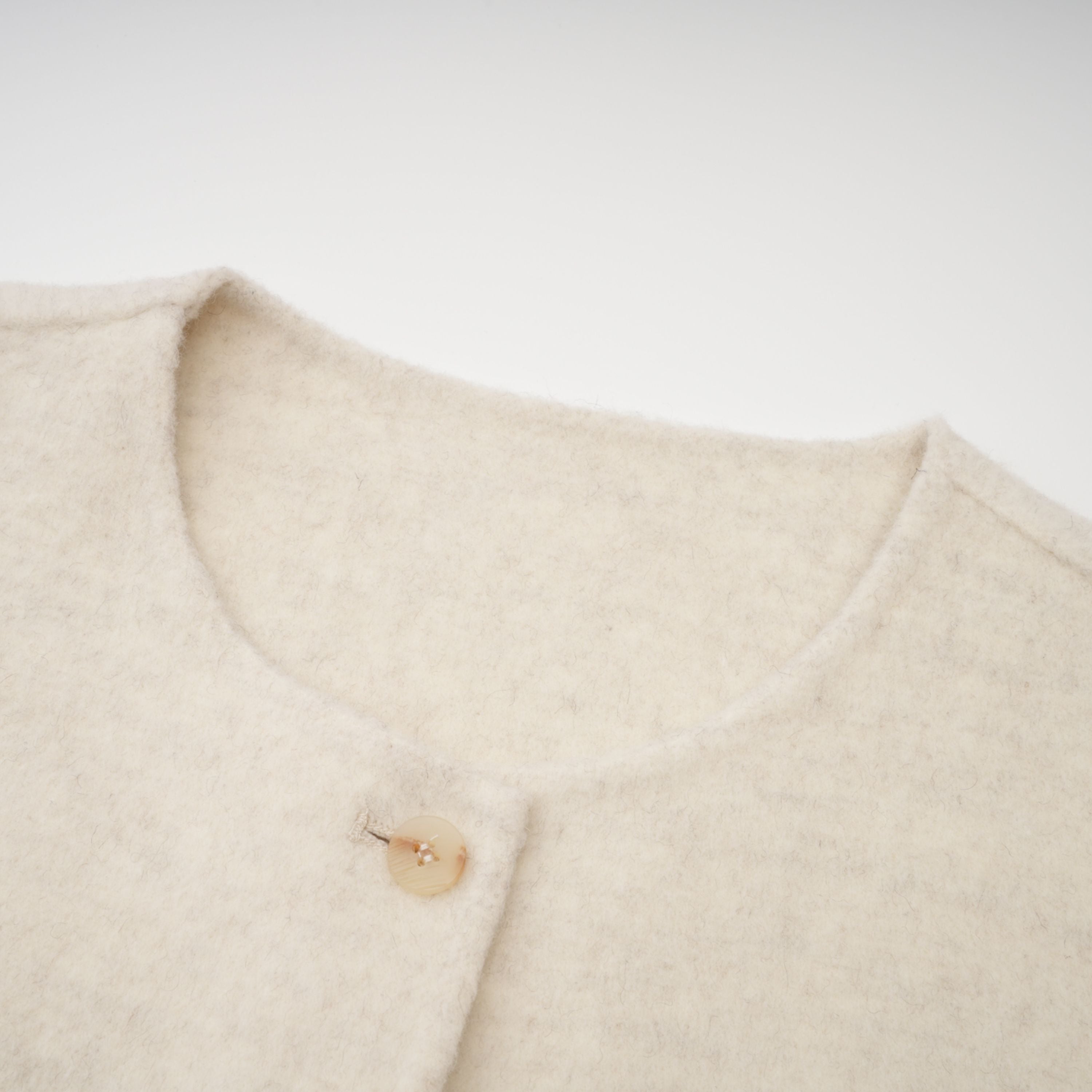 Manteau Cecilia blanc à ceinture et bordures en fourrure