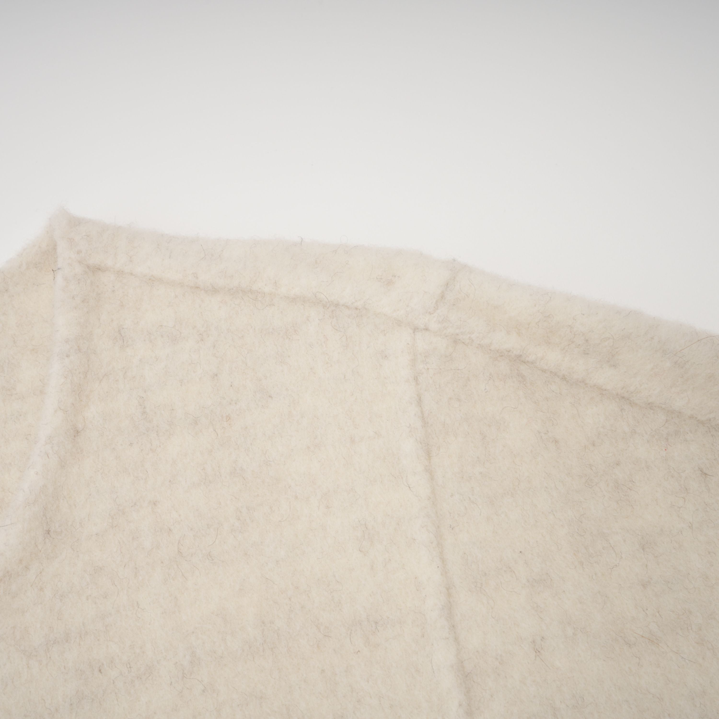 Manteau Cecilia blanc à ceinture et bordures en fourrure