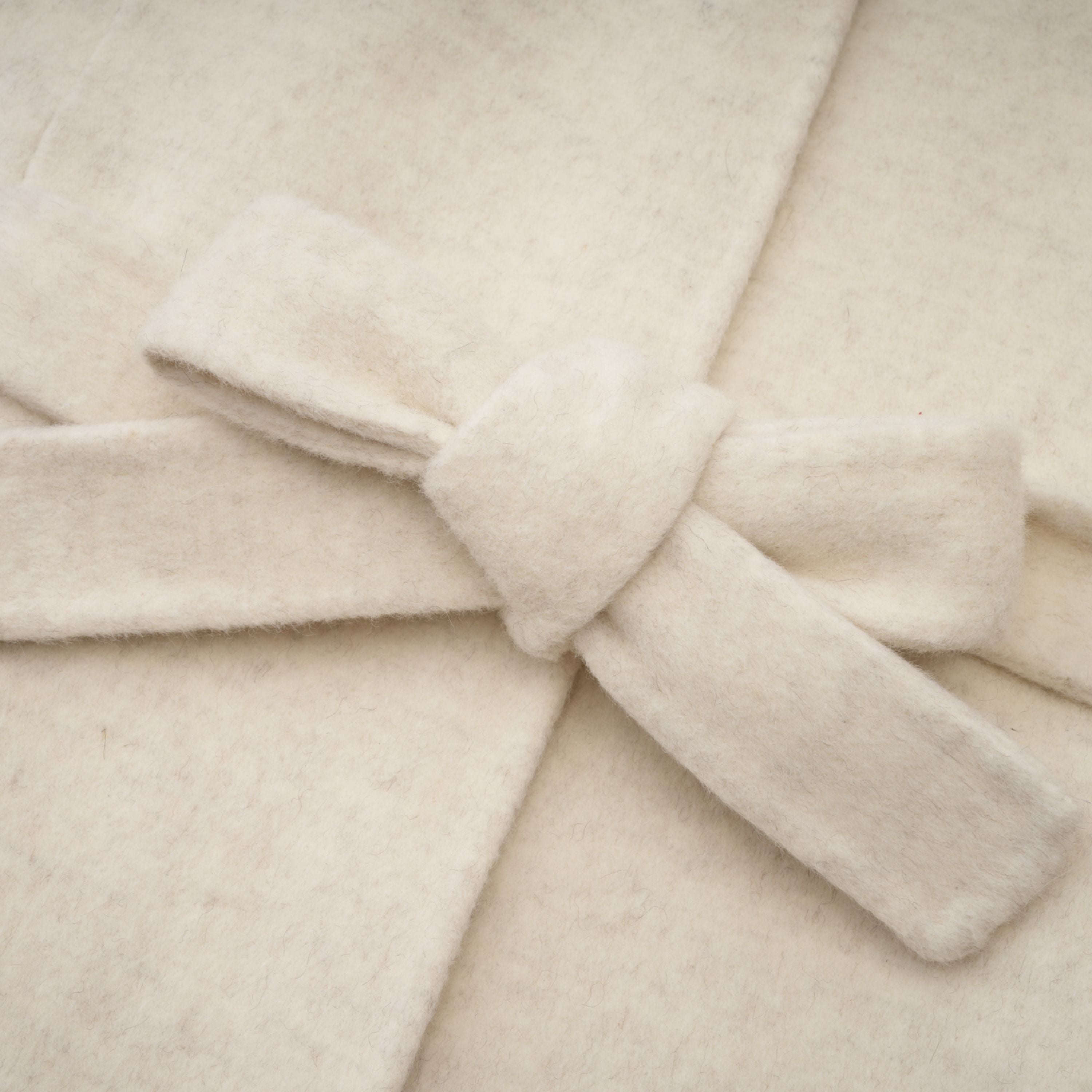 Manteau Cecilia blanc à ceinture et bordures en fourrure