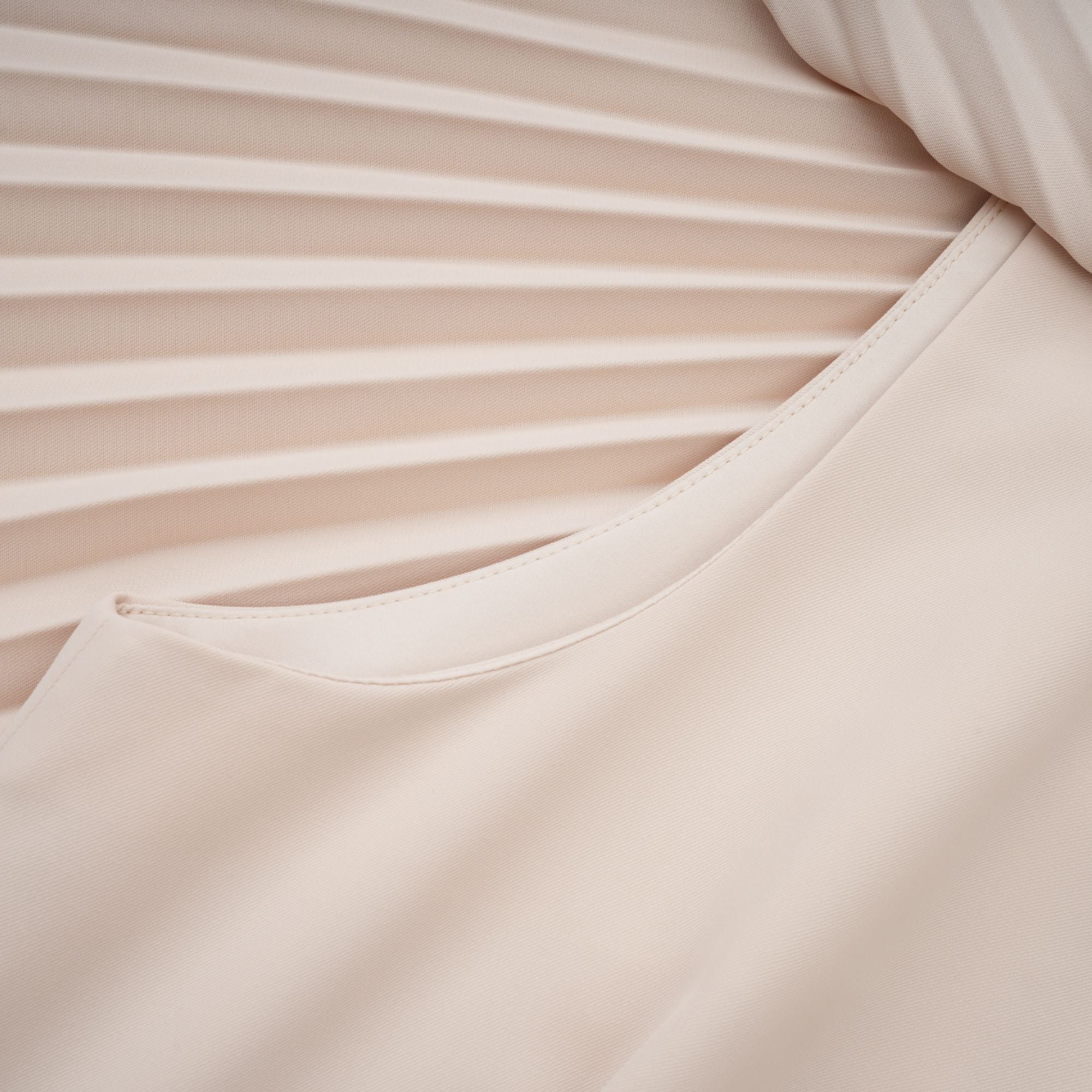 Robe midi plissée à cape Héloïse, couleur neutre (Vente définitive - États-Unis uniquement)