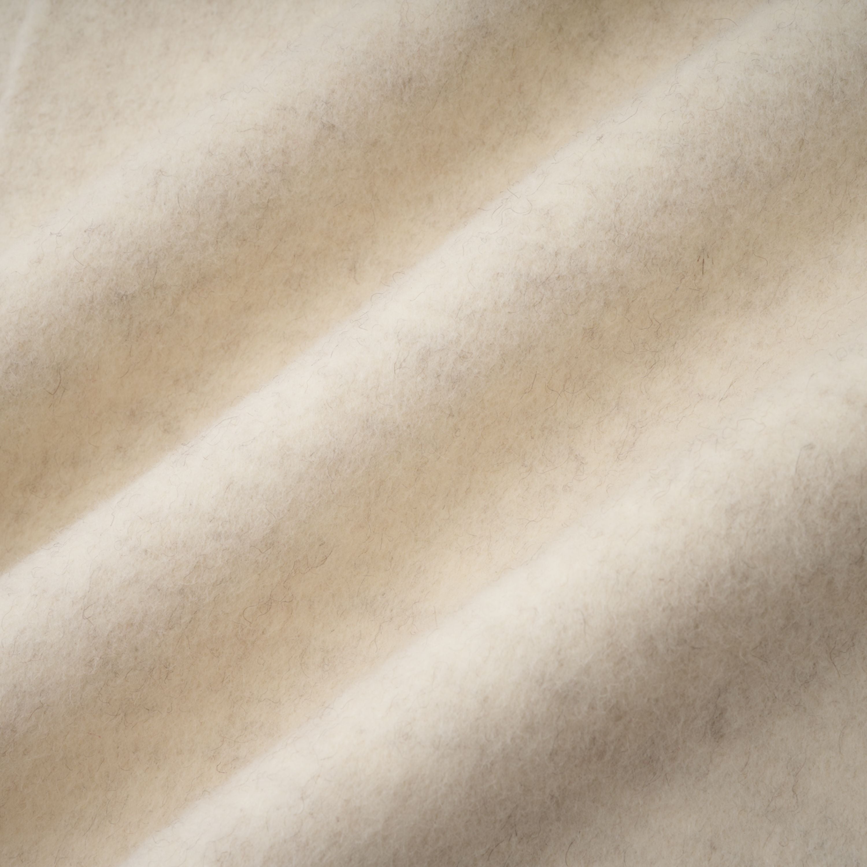 Manteau Cecilia blanc à ceinture et bordures en fourrure