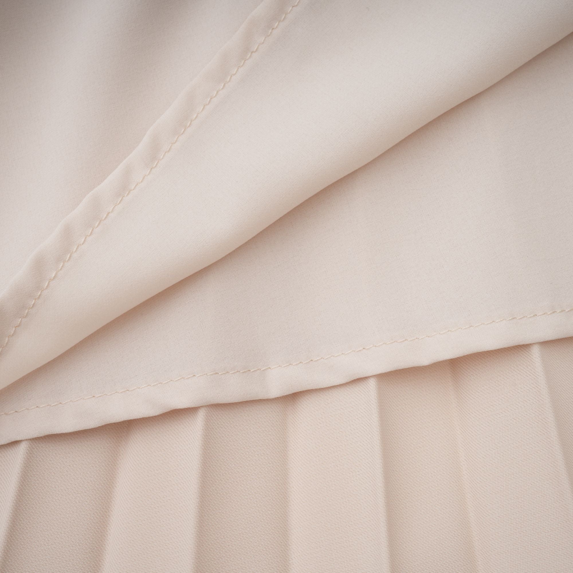 Robe midi plissée à cape Héloïse, couleur neutre (Vente définitive - États-Unis uniquement)