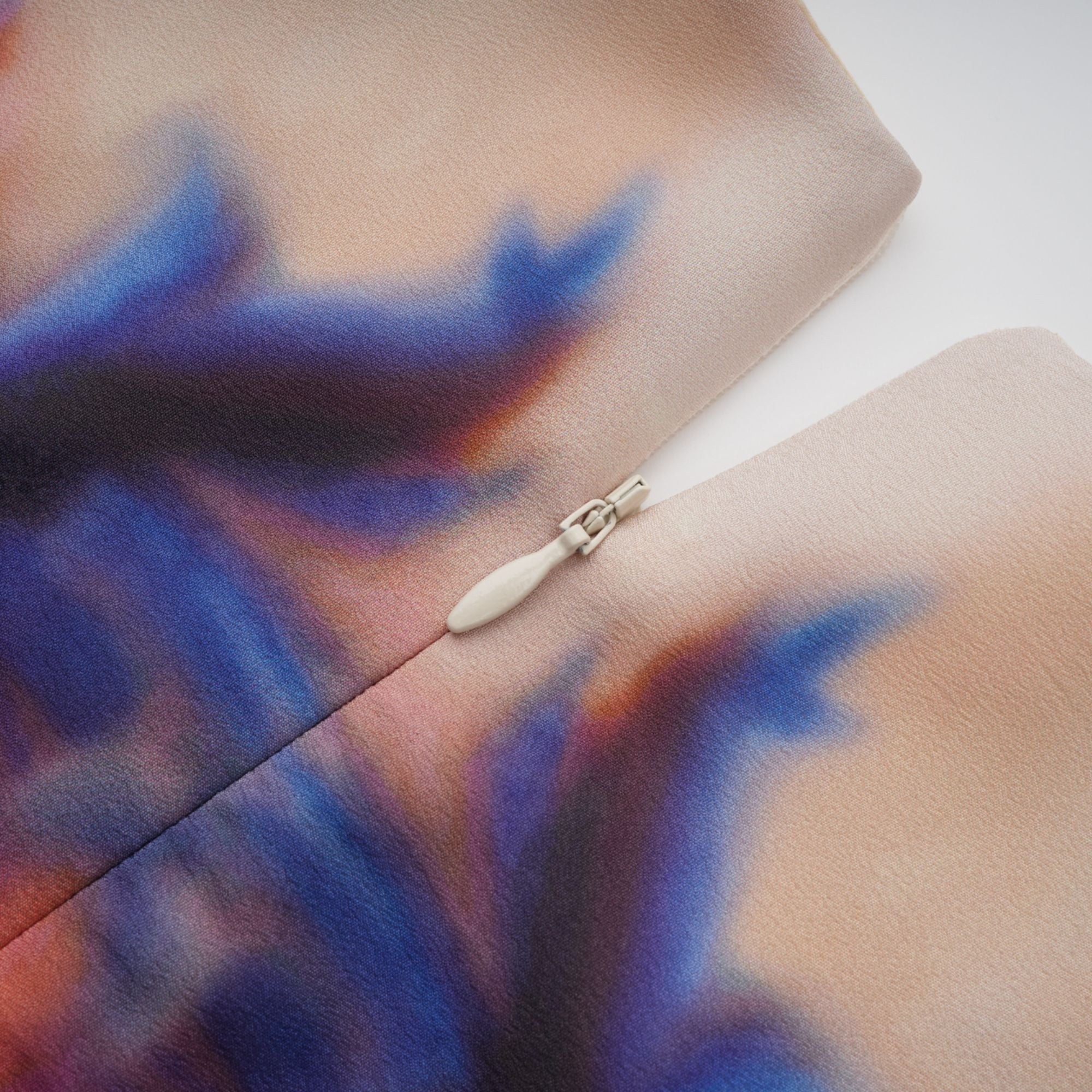 Robe midi en soie à imprimé graffiti estompé « Urbaine » (Vente définitive)