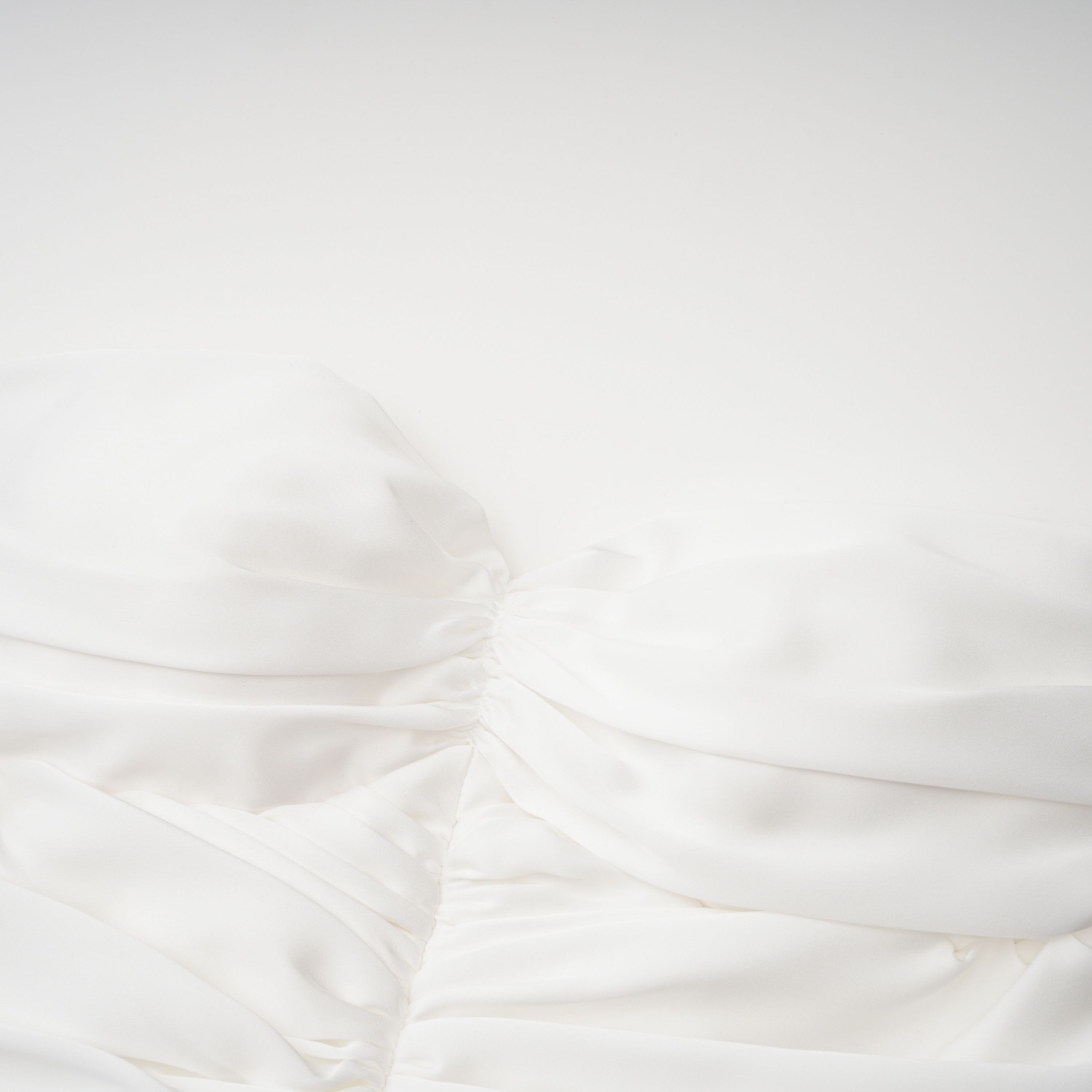 Ensemble robe longue plissée brillante et cape Palesa, couleur blanche
