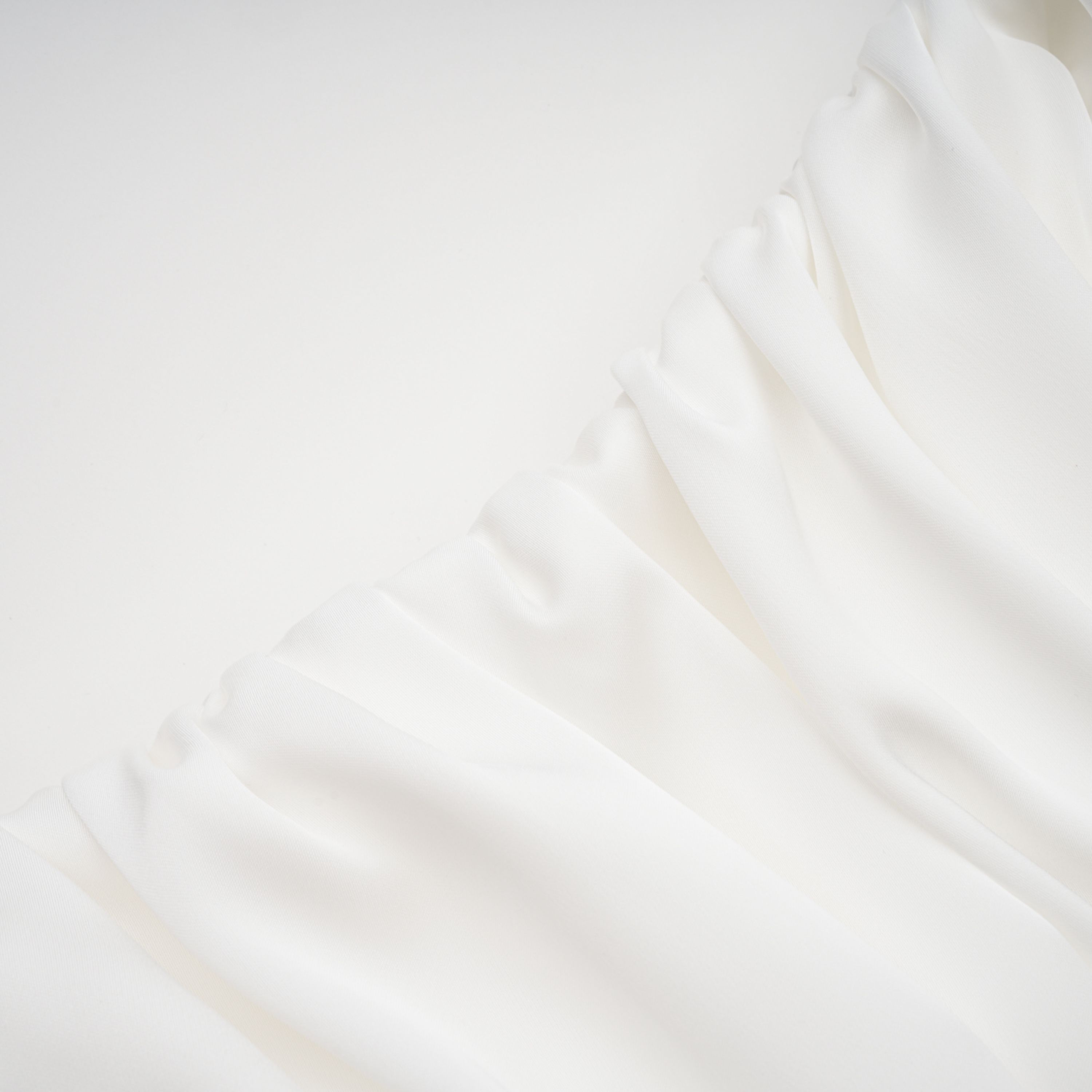 Ensemble robe longue plissée brillante et cape Palesa, couleur blanche