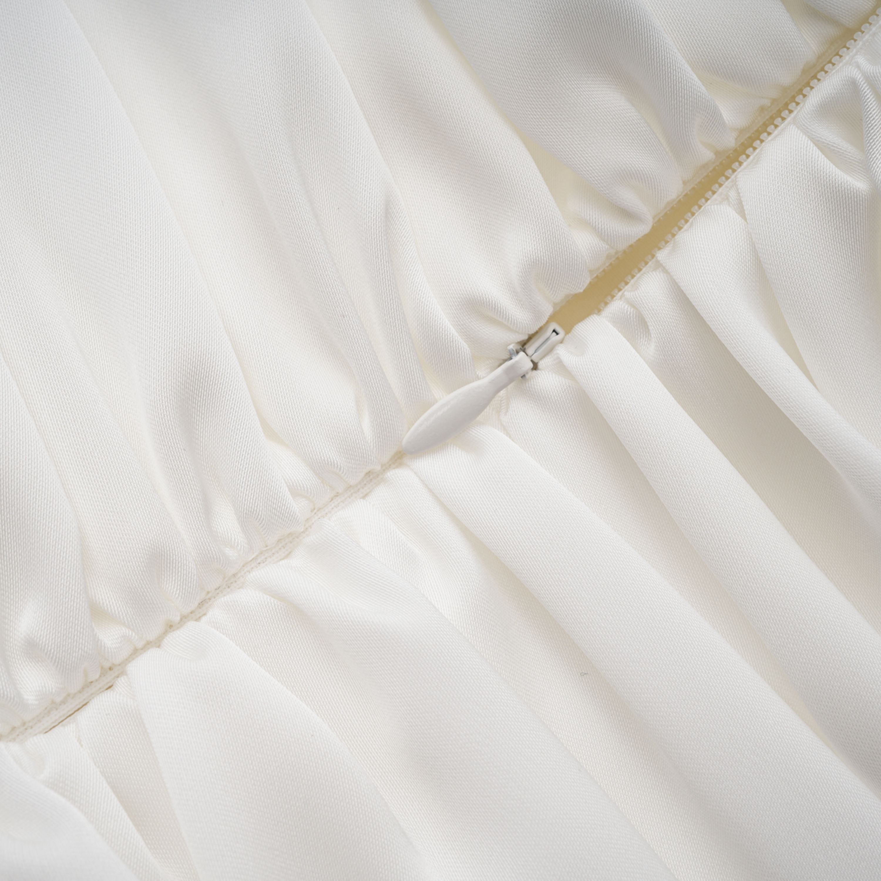 Ensemble robe longue plissée brillante et cape Palesa, couleur blanche