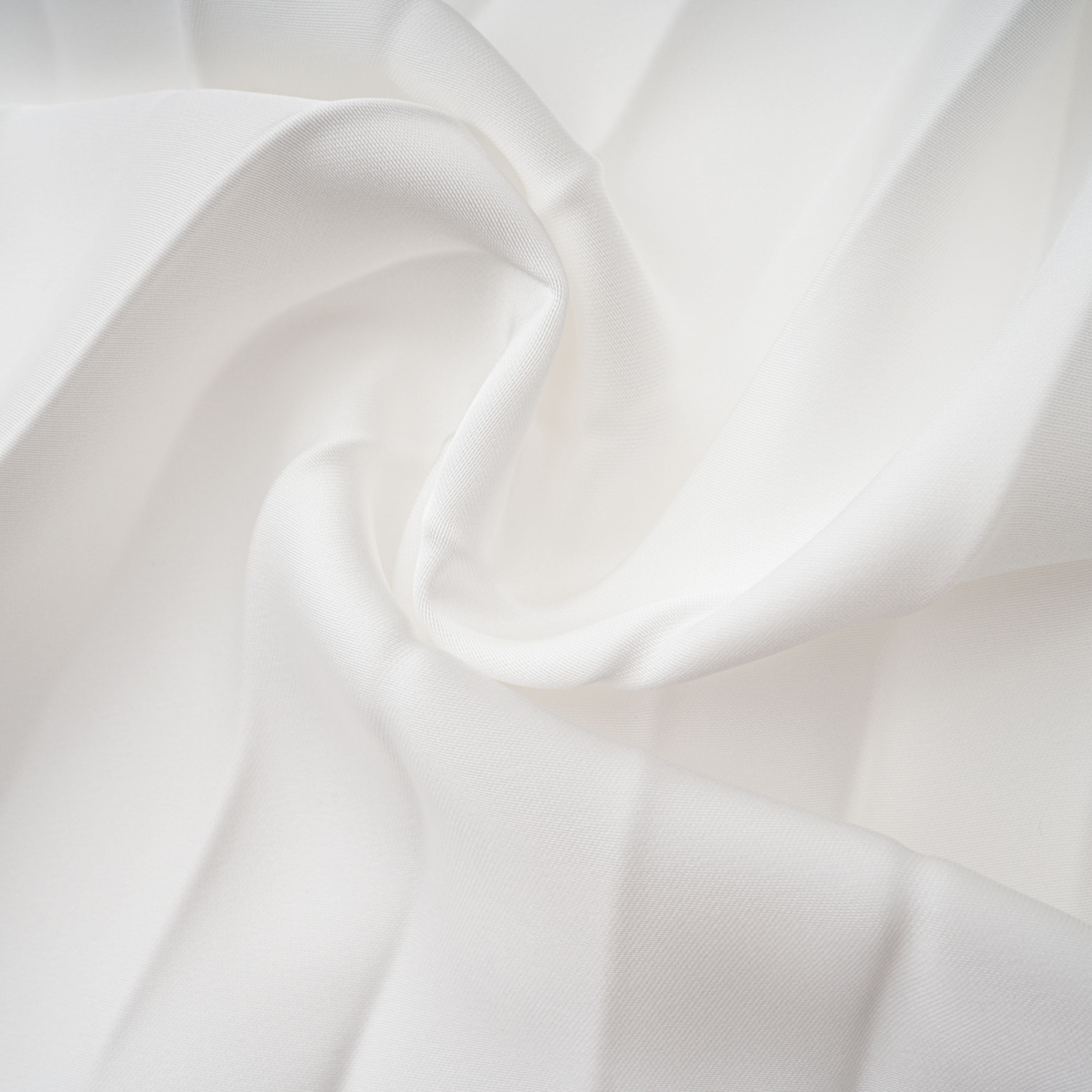 Ensemble robe longue plissée brillante et cape Palesa, couleur blanche