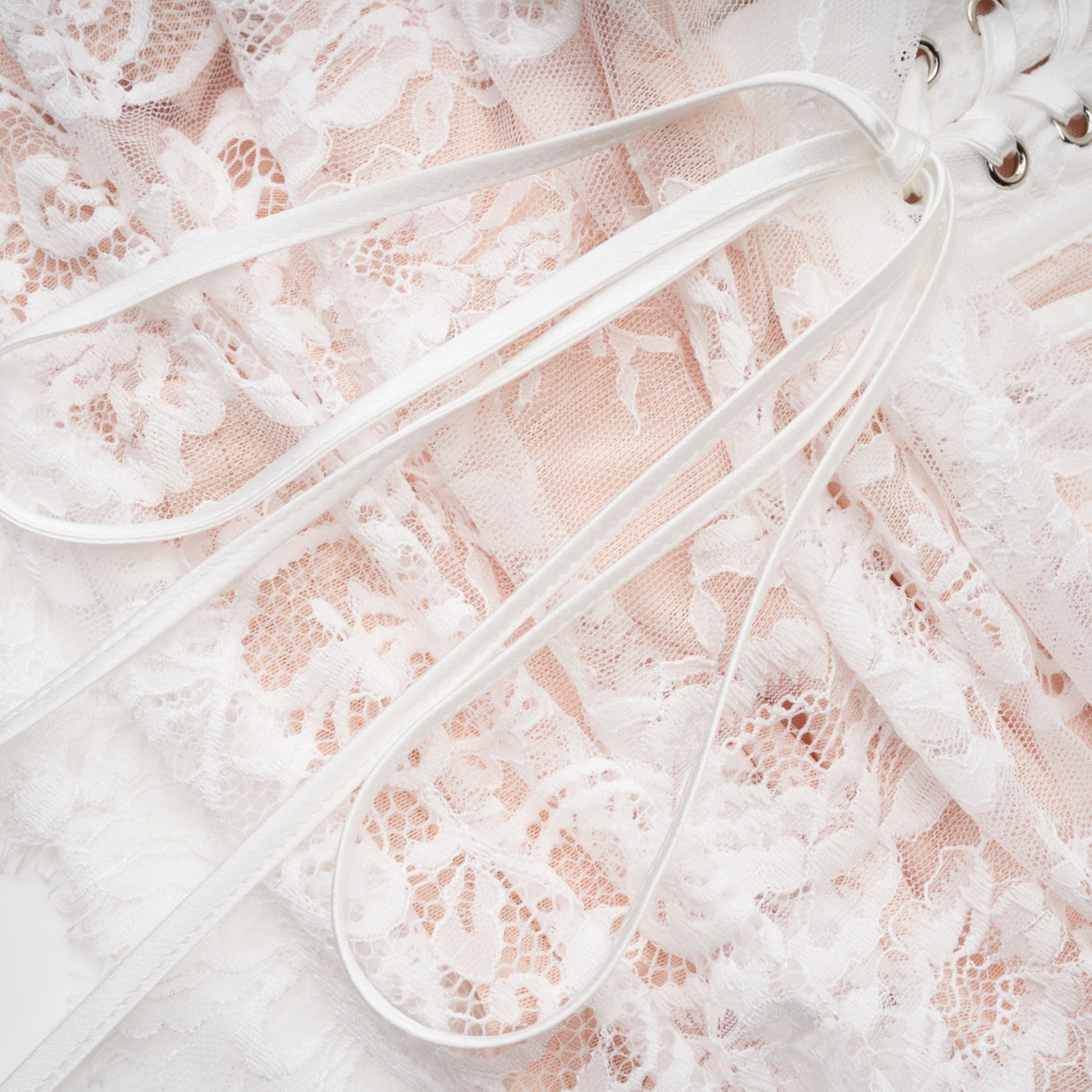 طقم فستان وتنورة من الدانتيل المزين بالزهور باللون الأبيض من مارغريتا (تخفيضات نهائية - الولايات المتحدة فقط)