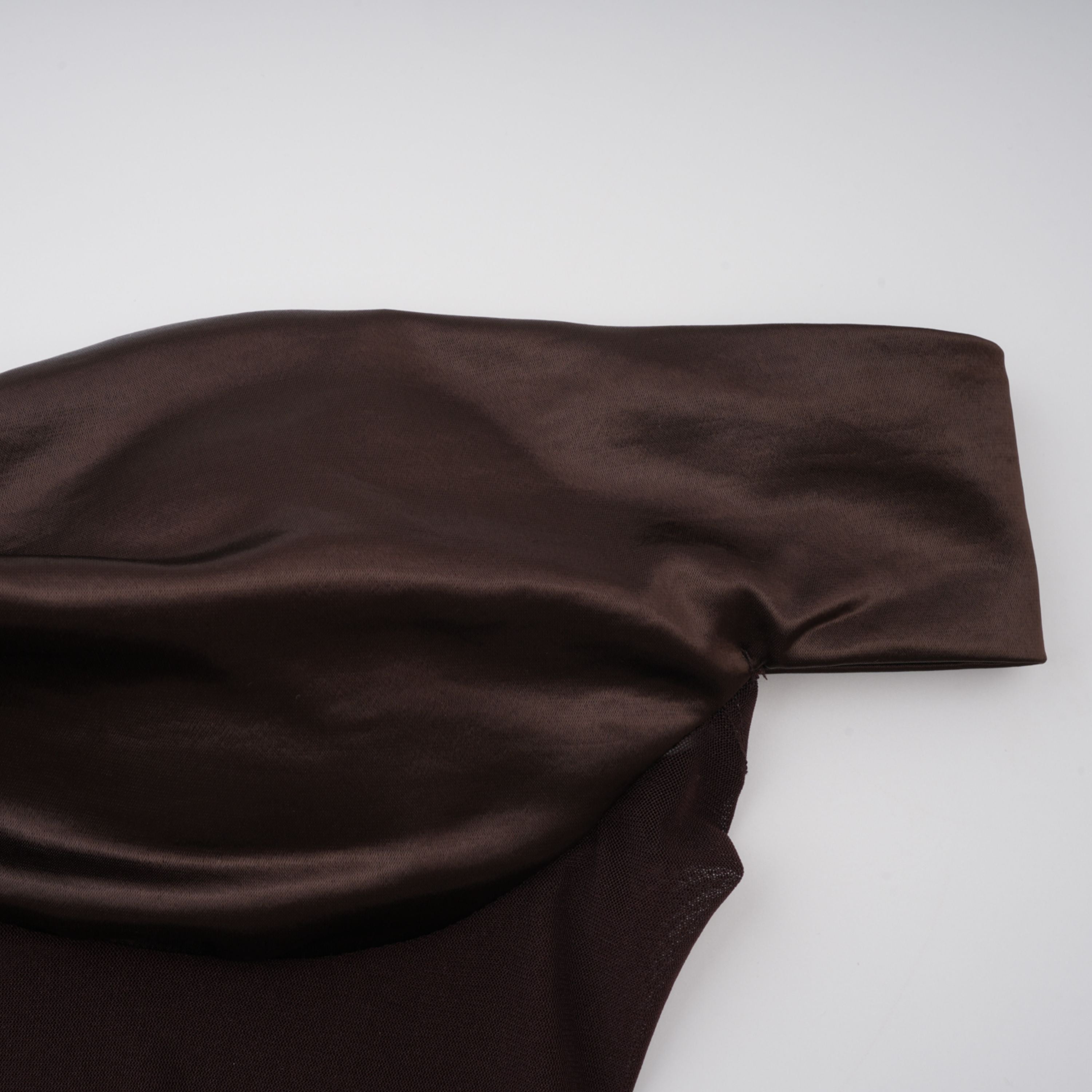 Robe longue en satin à épaules dénudées Gitta Brown
