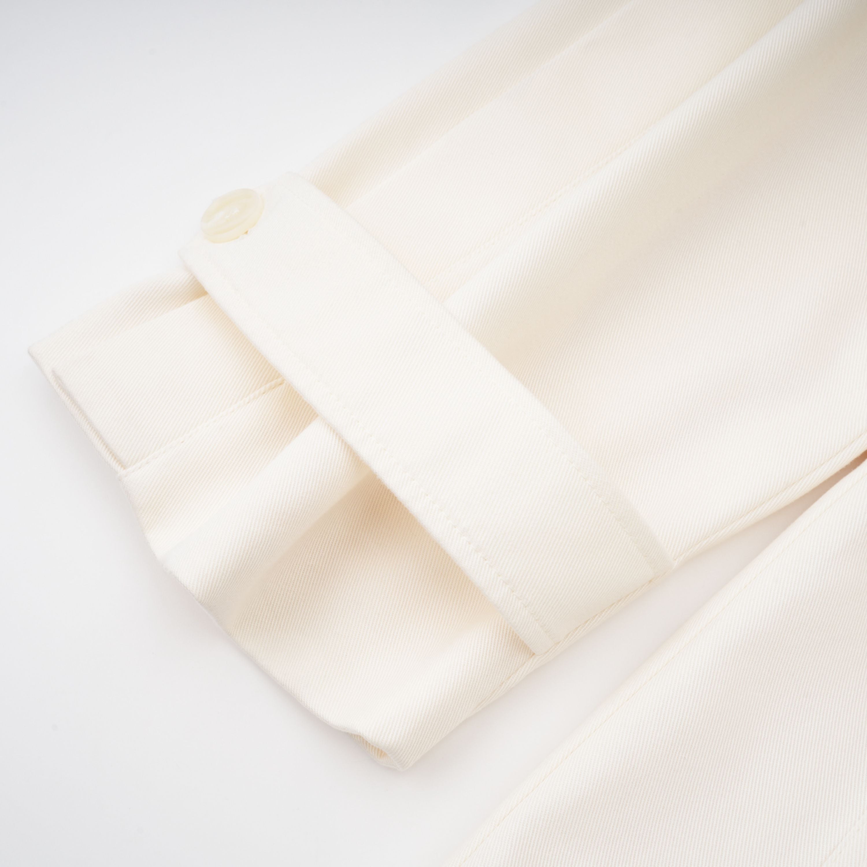 معطف طويل أبيض مع حزام من Ambre Cream