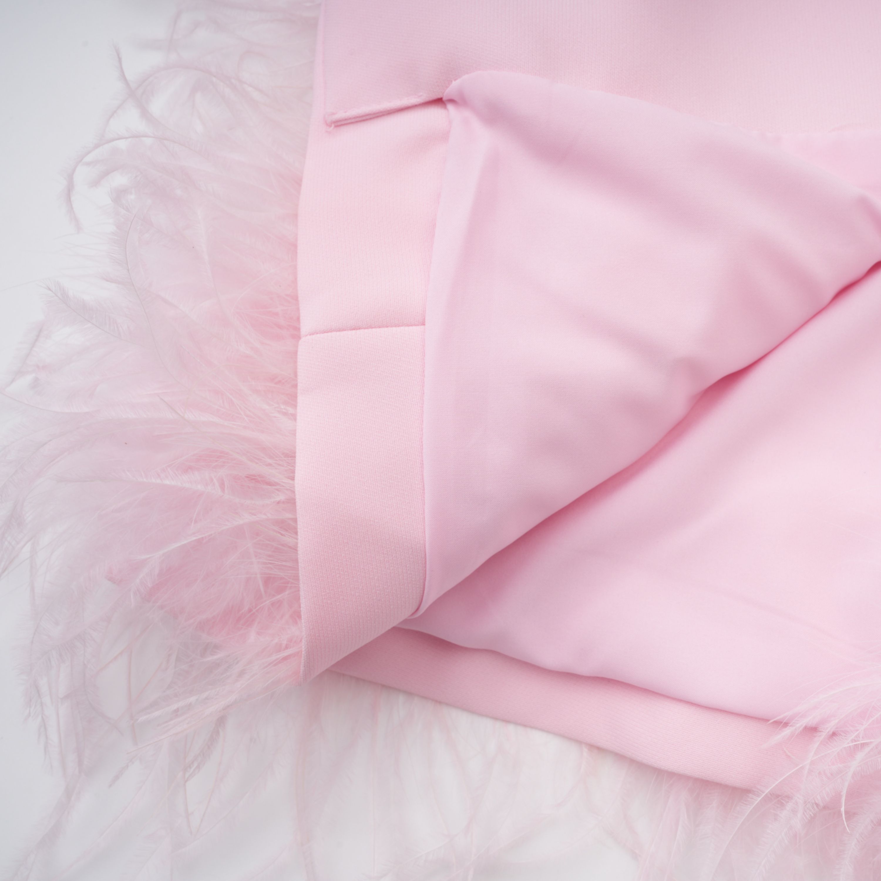 Mini-robe-blazer Freja rose à bordure de plumes