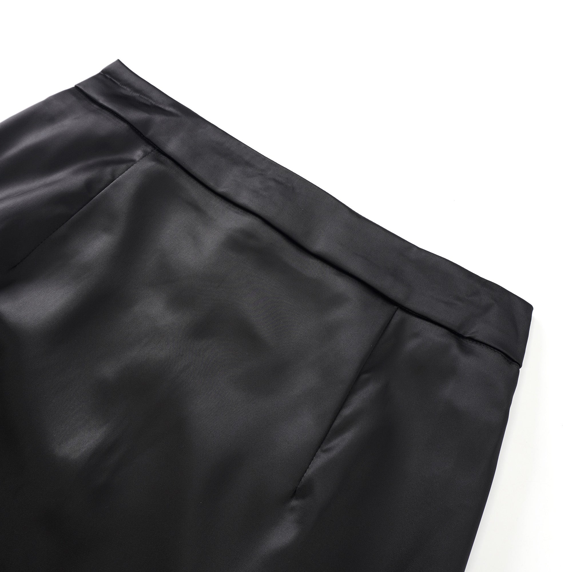 Un blazer noir associé à une jupe longue en satin noir