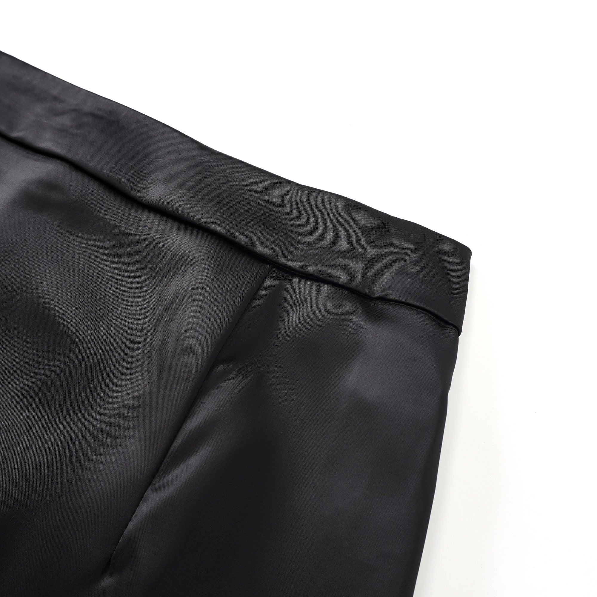 Un blazer noir associé à une jupe longue en satin noir