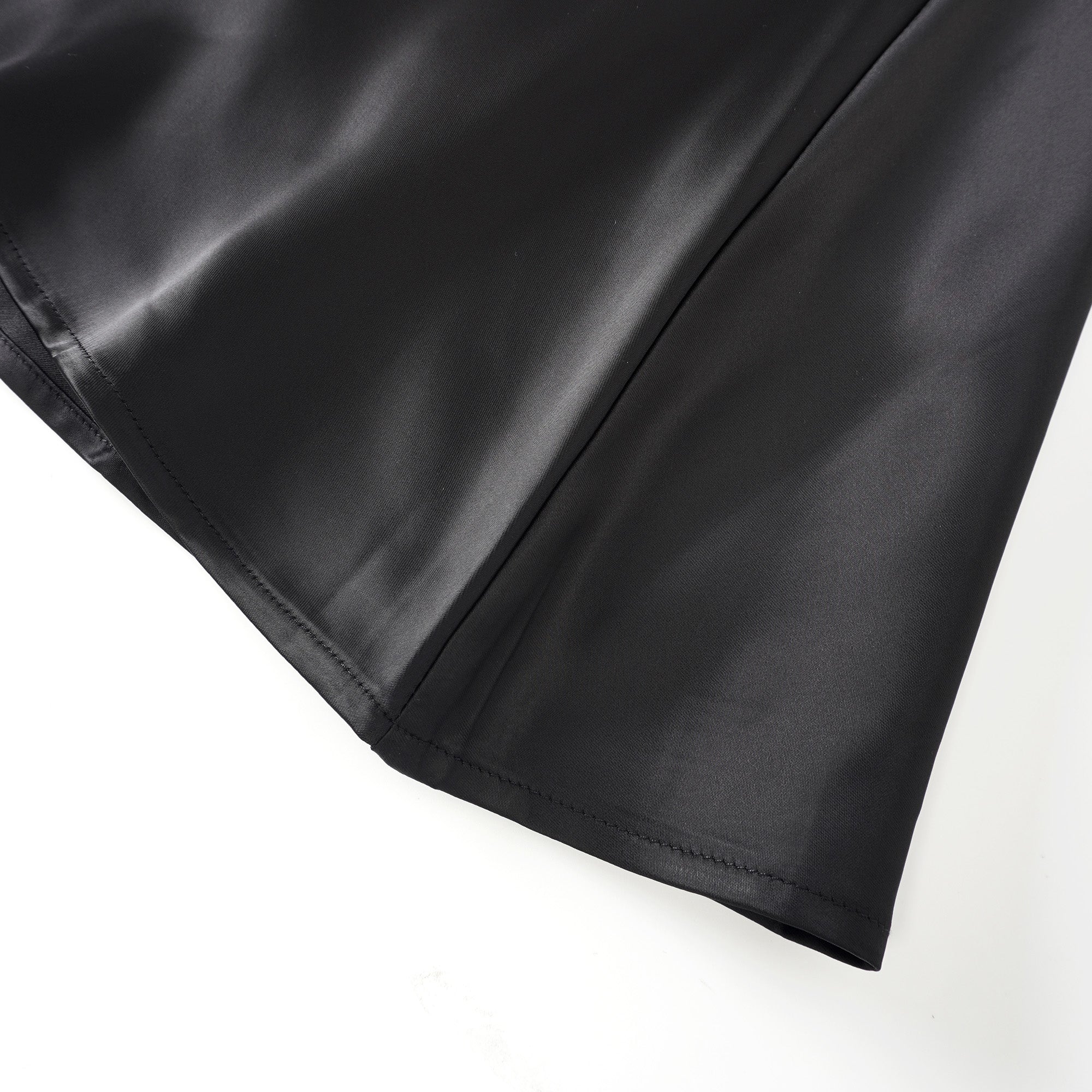 Un blazer noir associé à une jupe longue en satin noir