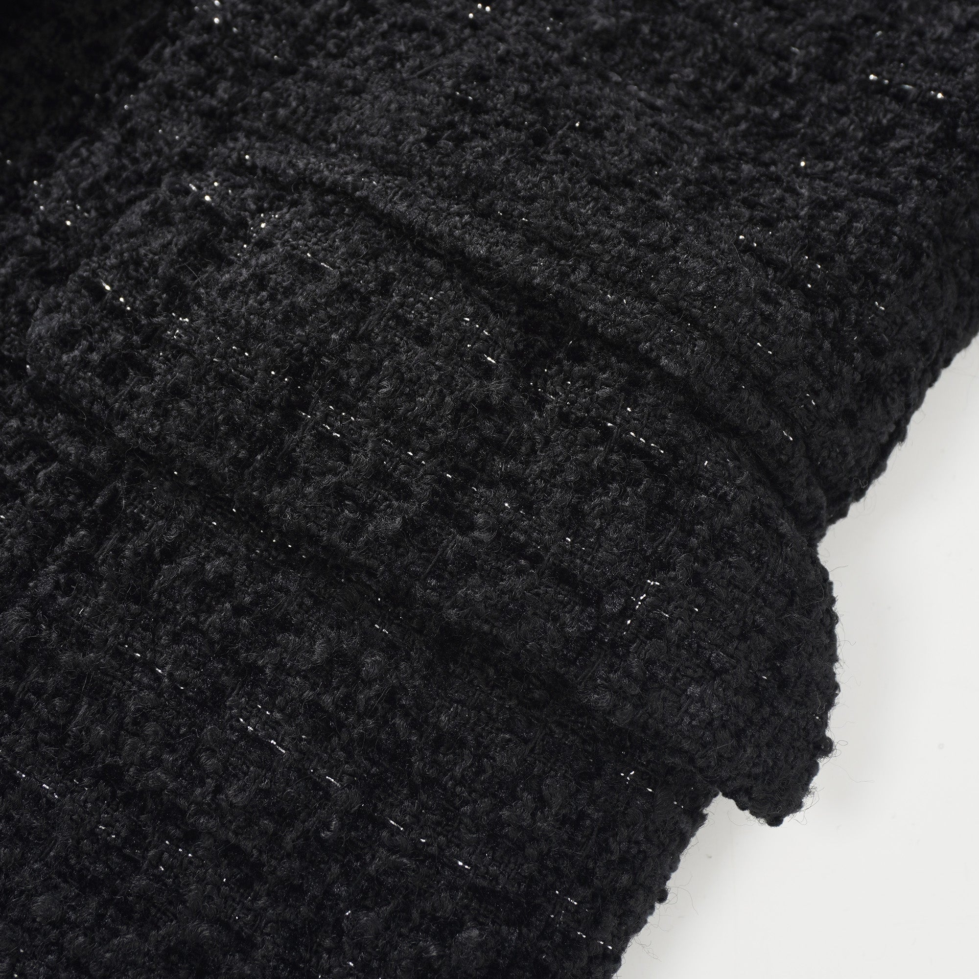 Un blazer noir associé à une jupe longue en satin noir