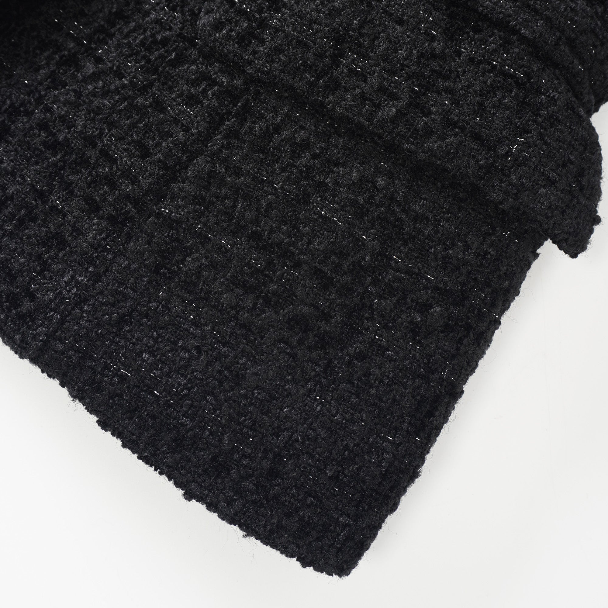 Un blazer noir associé à une jupe longue en satin noir