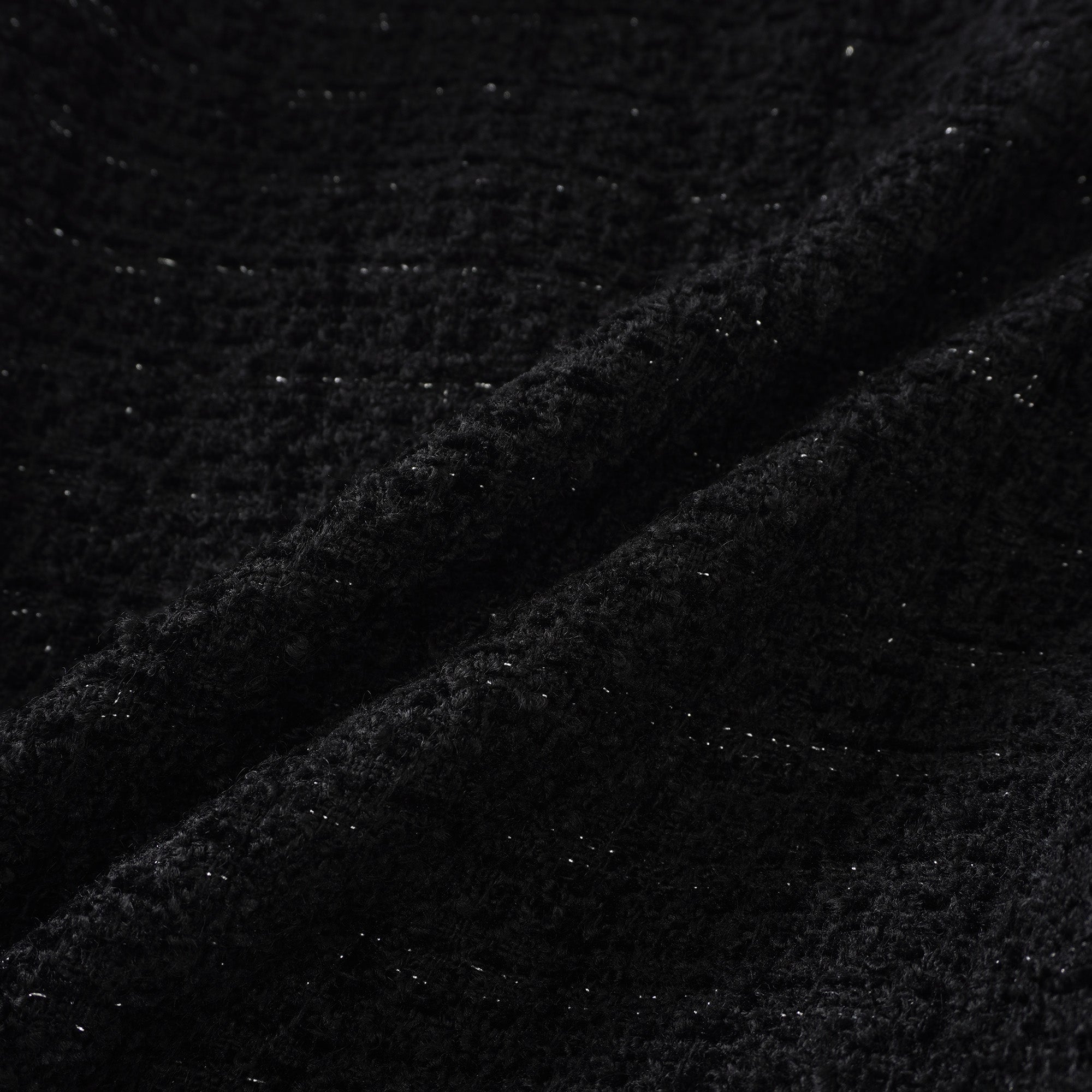 Un blazer noir associé à une jupe longue en satin noir