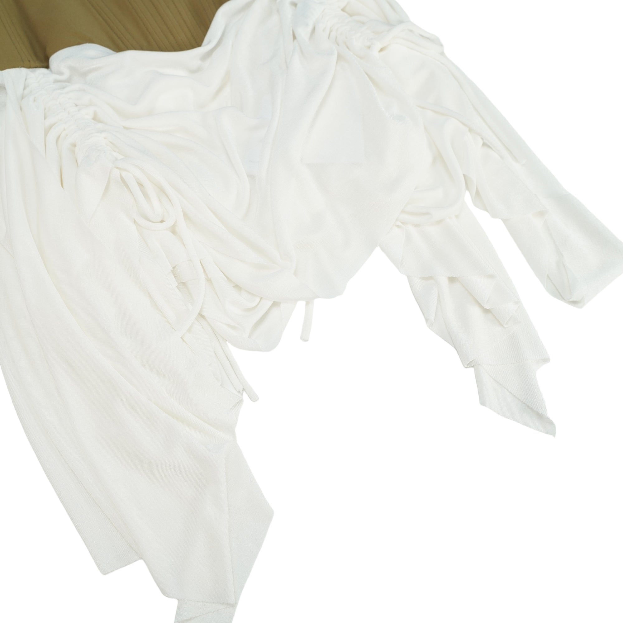 Mini-robe caraco blanche, avec un corsage structuré couleur beige et une jupe drapée à volants, agrémentée de cordons de serrage