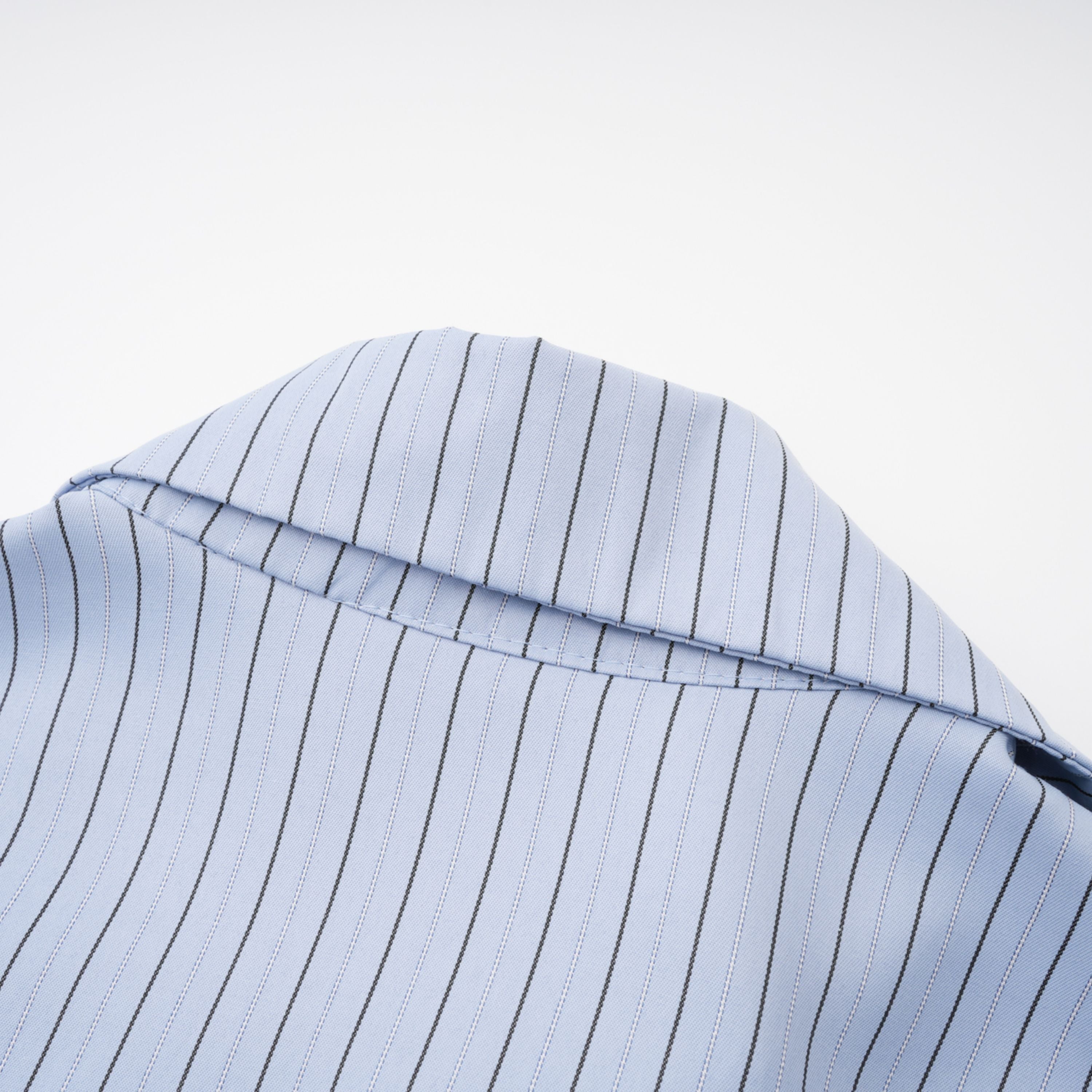 Chemise bleue à rayures fines et motifs pétales en 3D