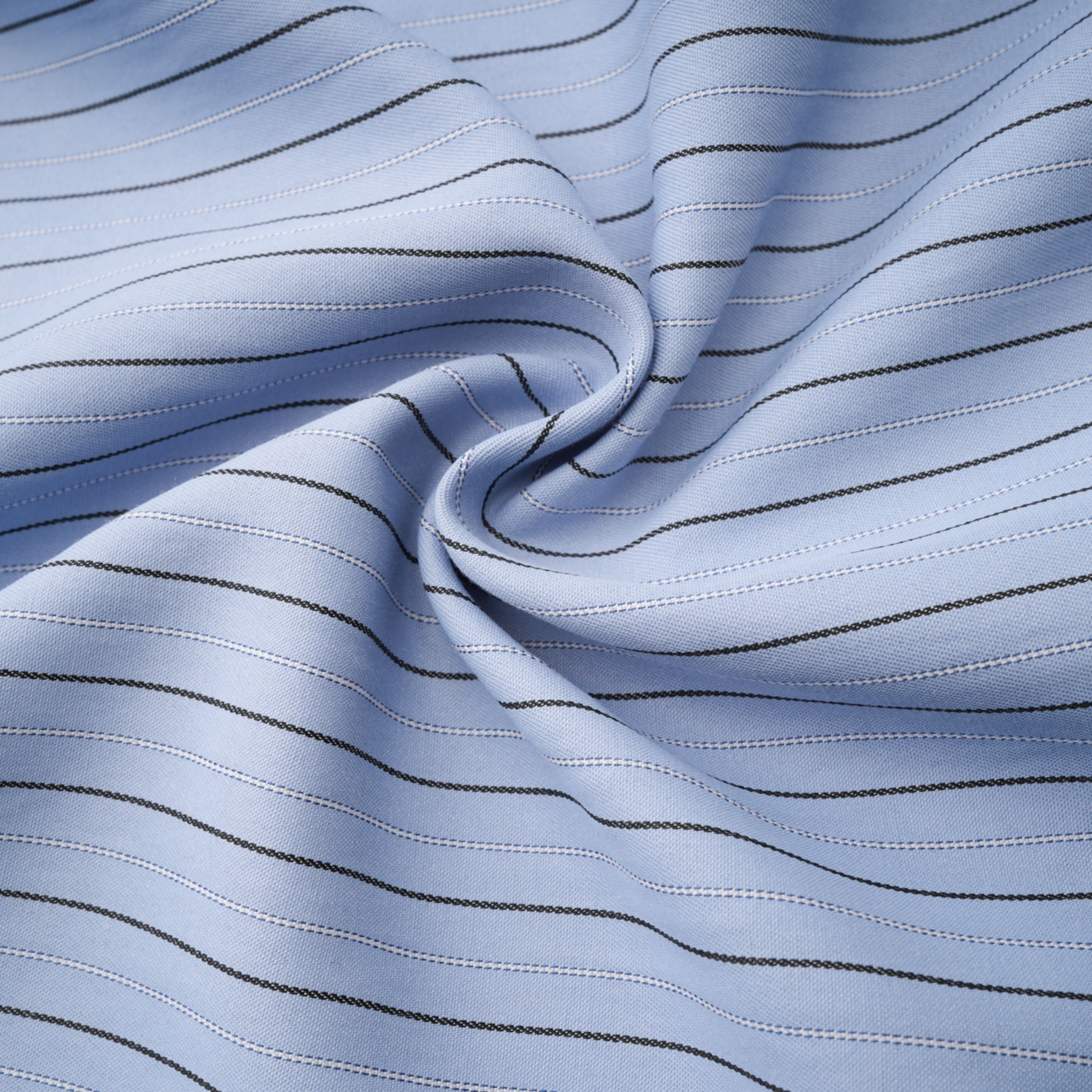 Chemise bleue à rayures fines et motifs pétales en 3D