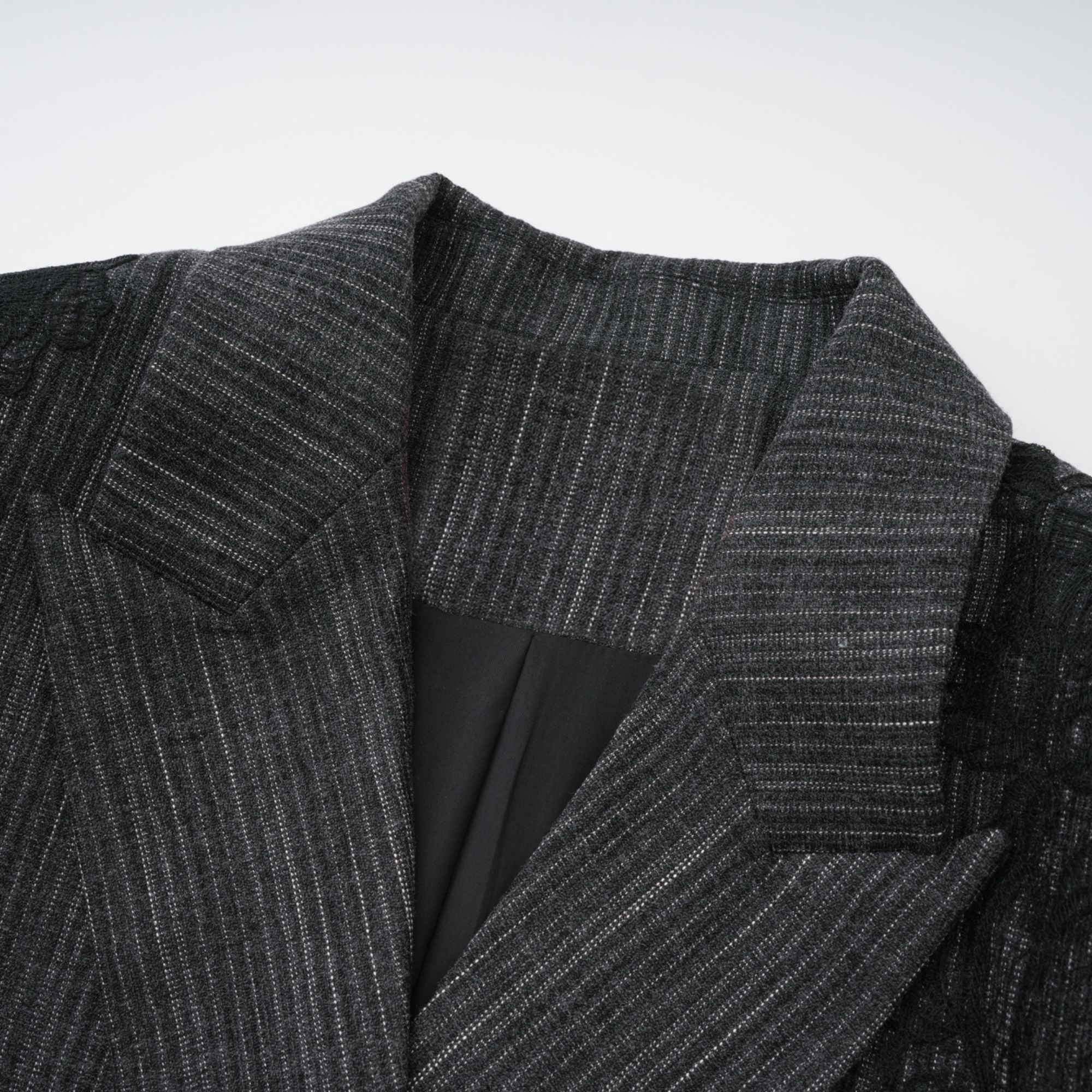 Ensemble blazer et jupe à rayures avec appliqués floraux Sidonie Grey (Vente définitive - États-Unis uniquement)