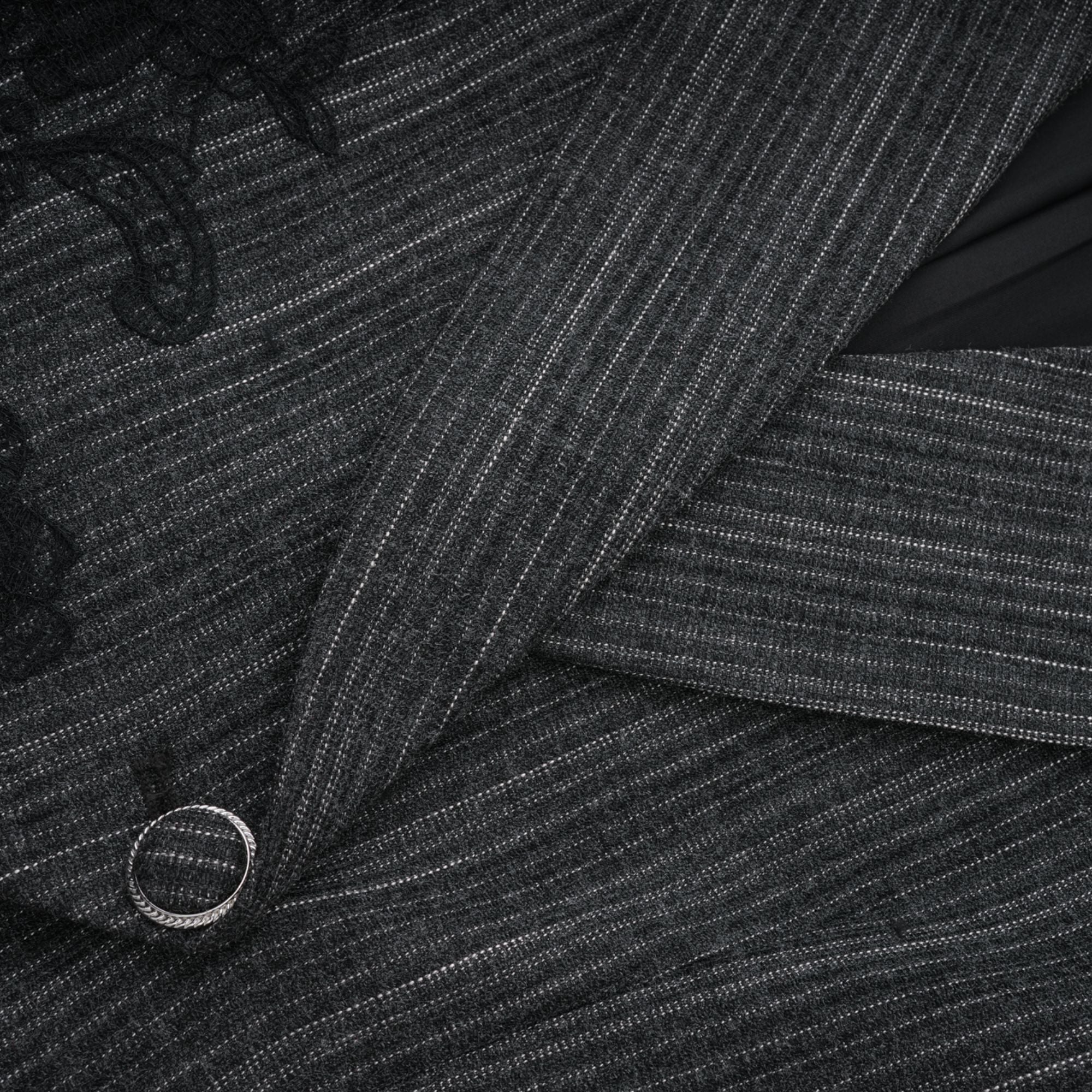 Ensemble blazer et jupe à rayures avec appliqués floraux Sidonie Grey (Vente définitive - États-Unis uniquement)