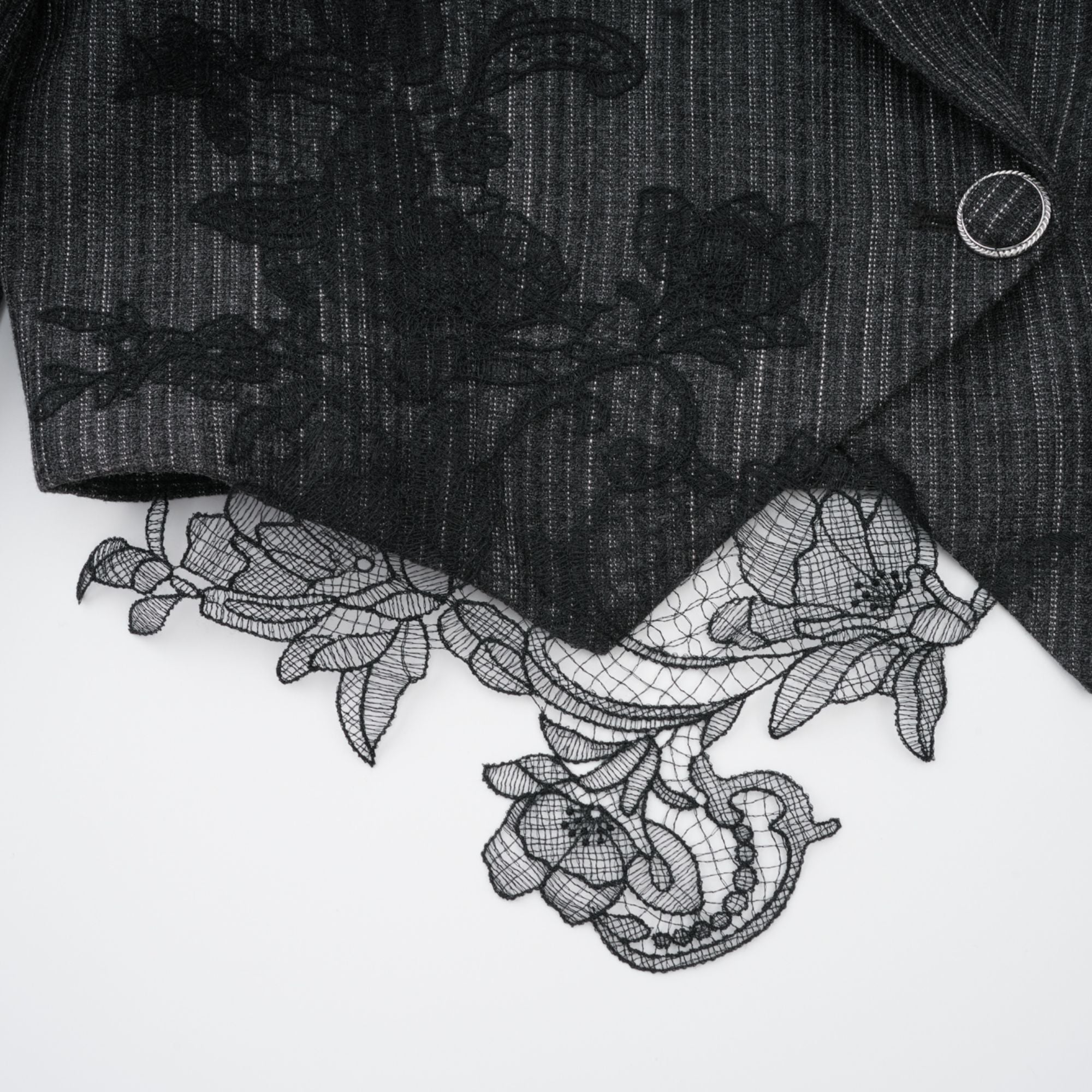 Ensemble blazer et jupe à rayures avec appliqués floraux Sidonie Grey (Vente définitive - États-Unis uniquement)