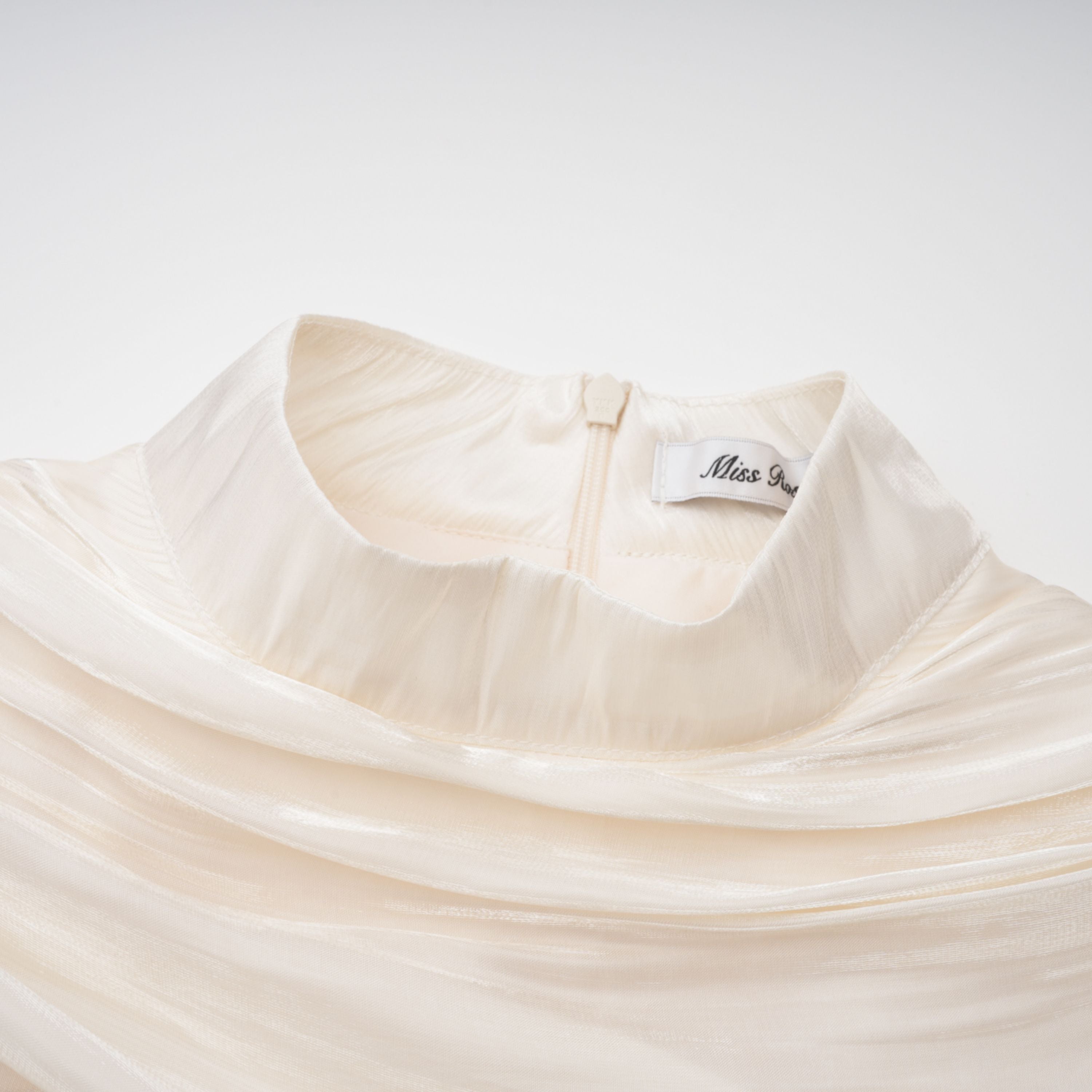 Robe longue à volants et cape froncée