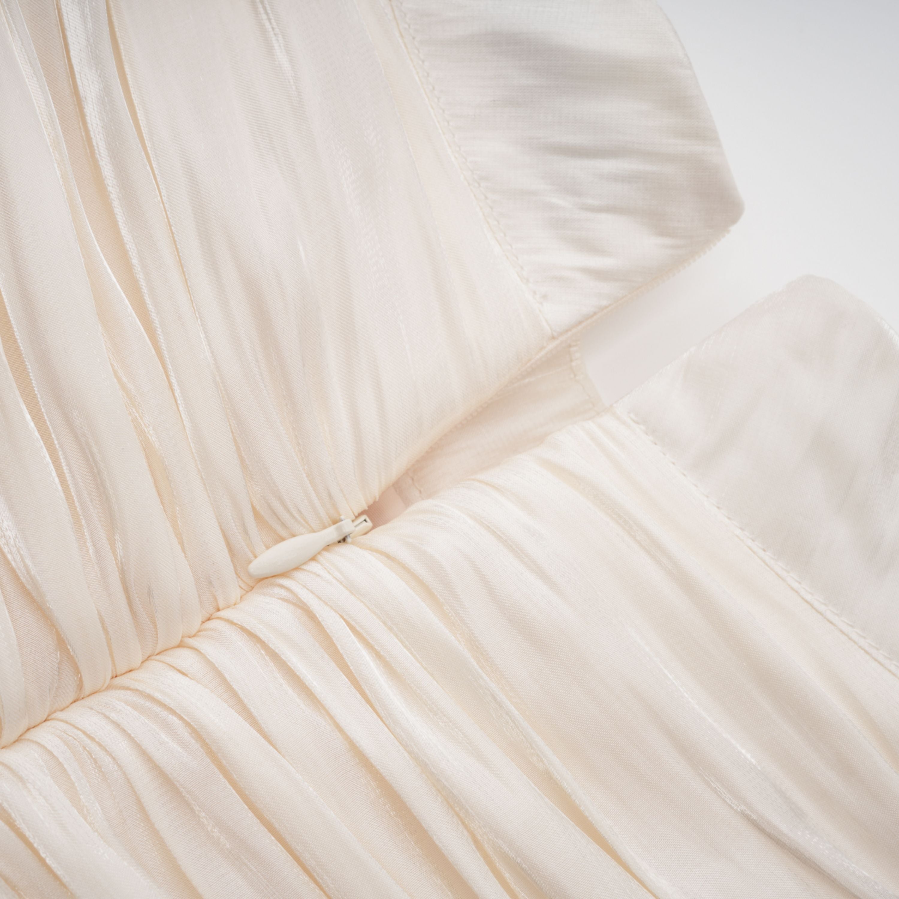 Robe longue à volants et cape froncée