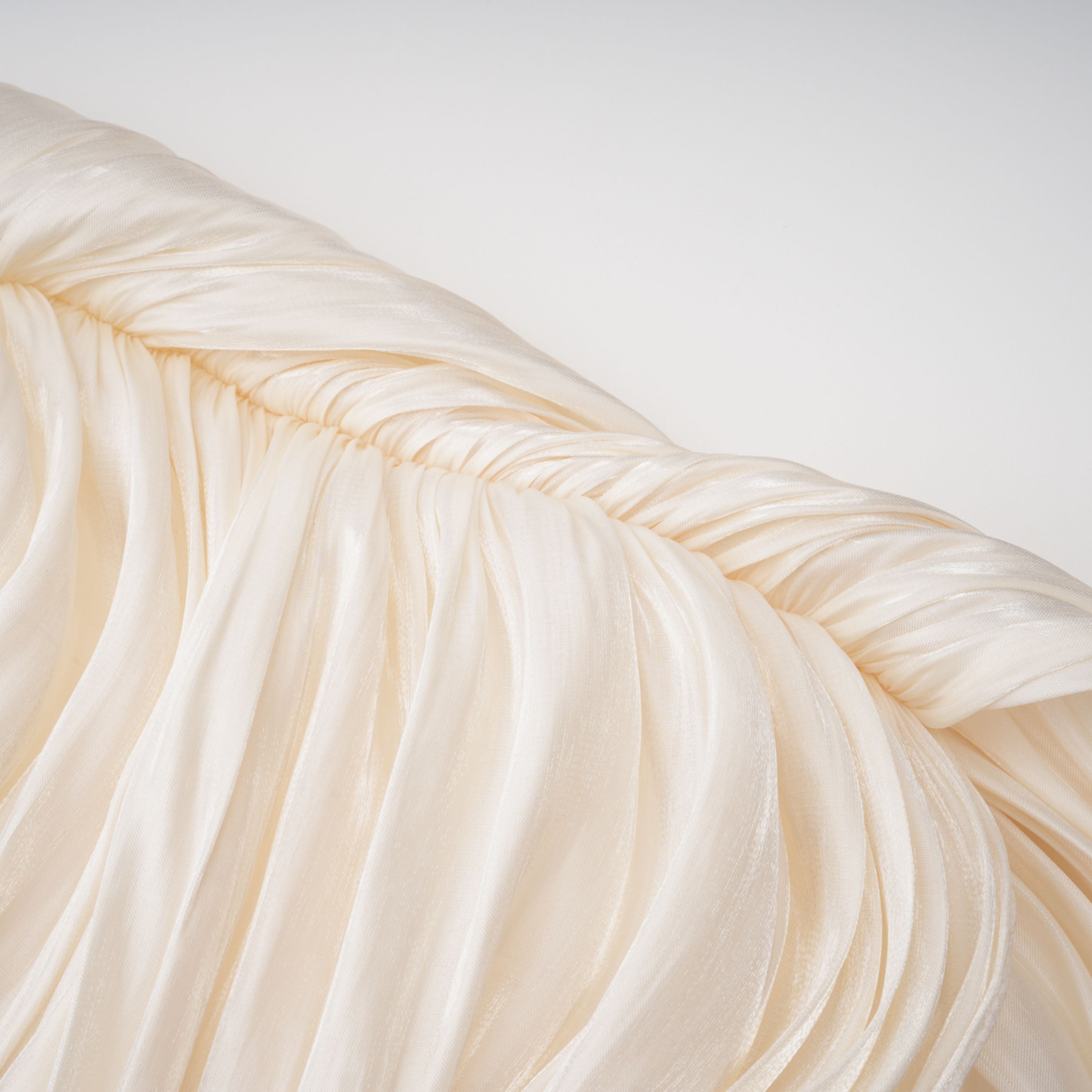 Robe longue à volants et cape froncée