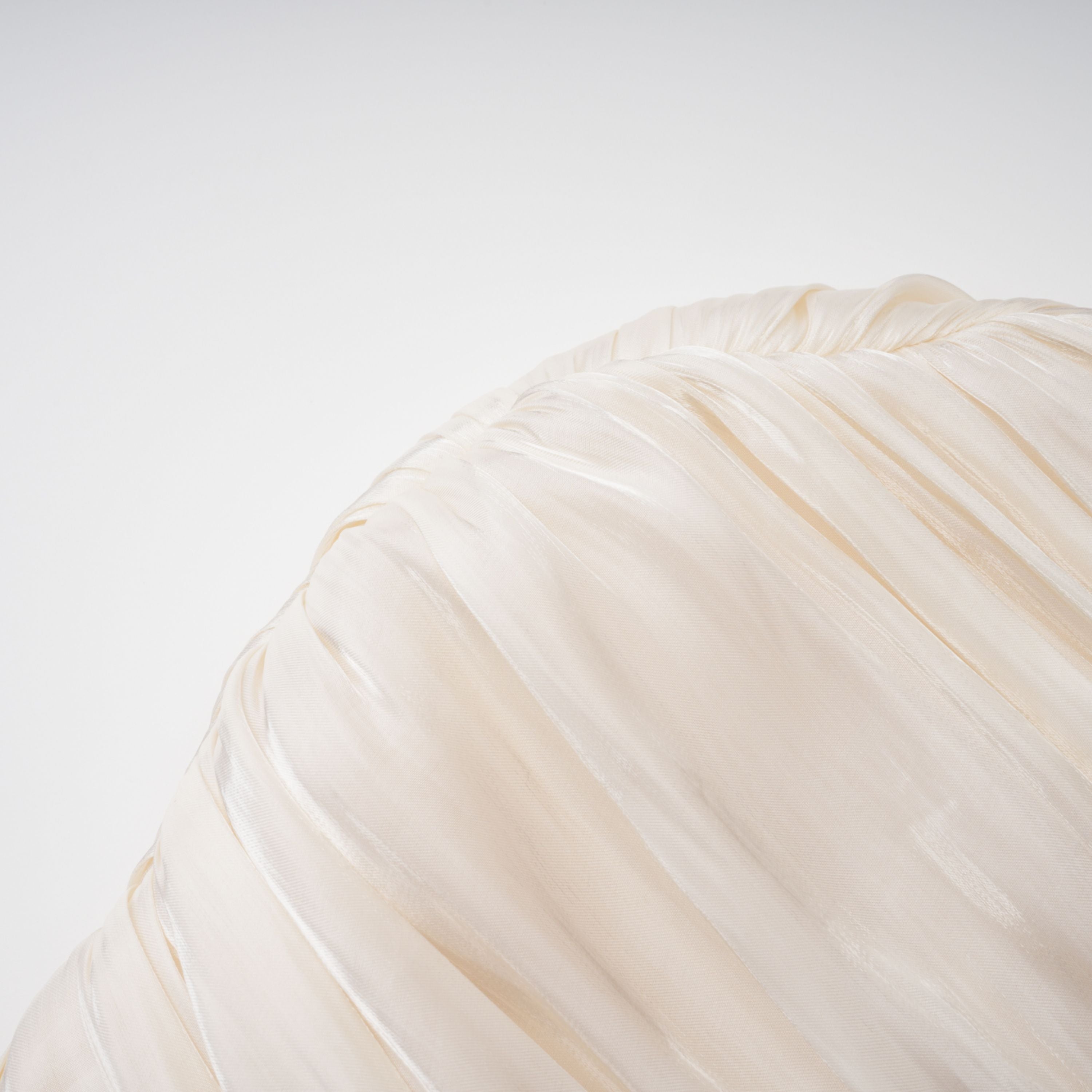 Robe longue à volants et cape froncée