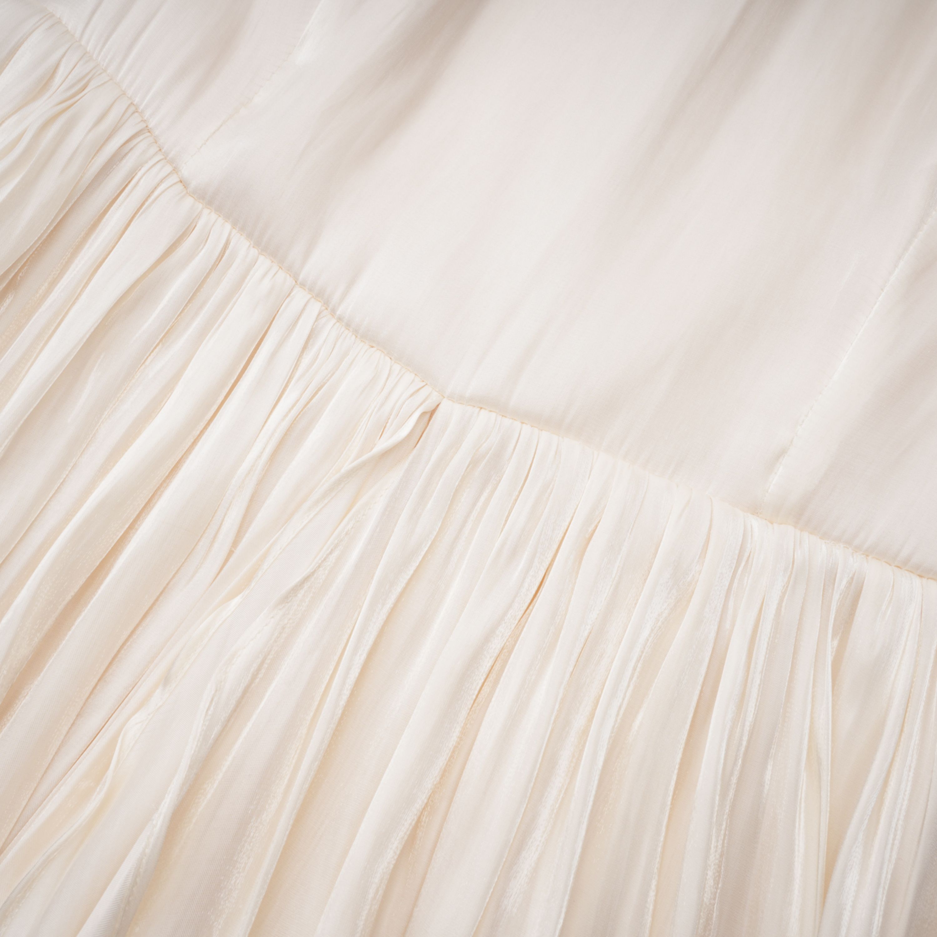 Robe longue à volants et cape froncée