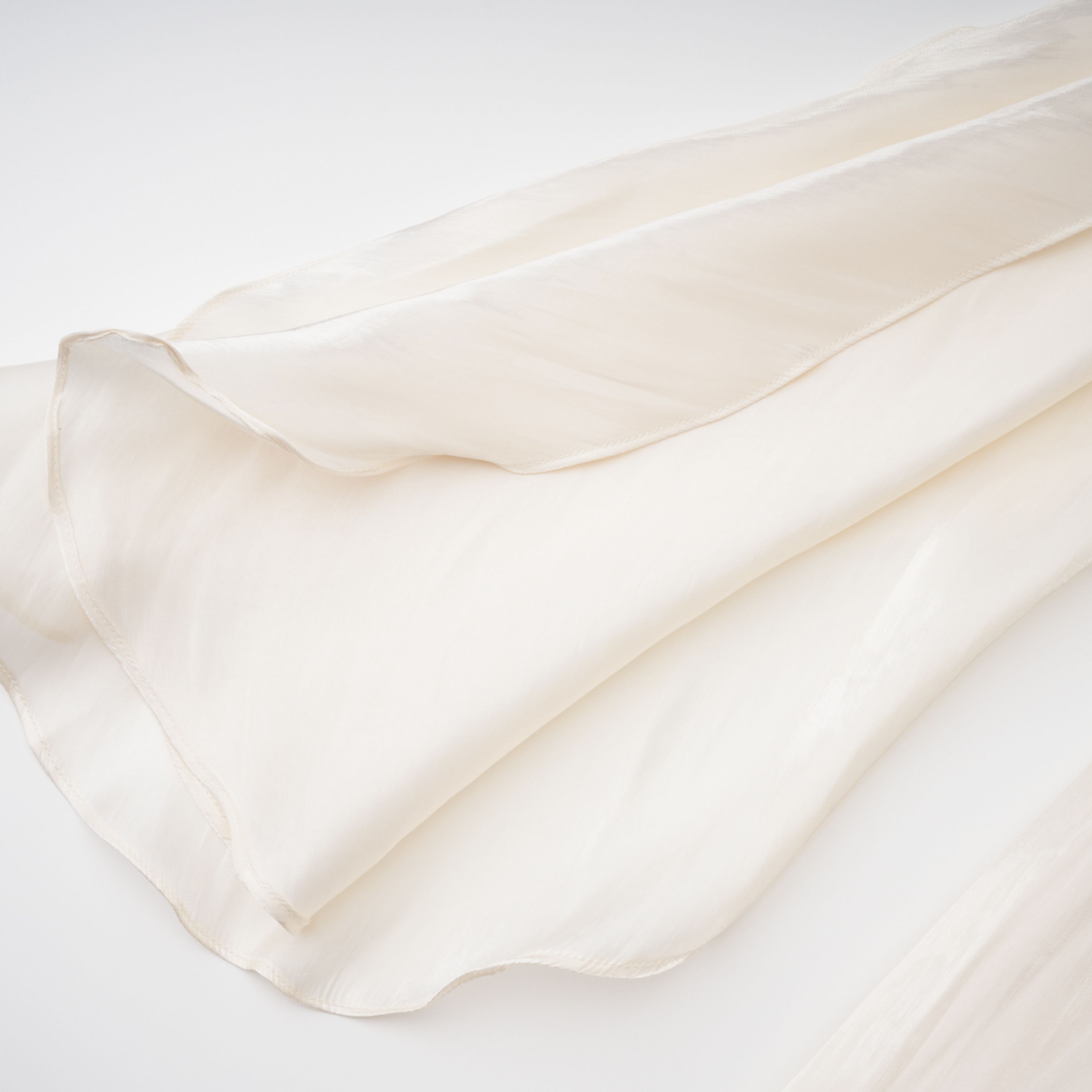 Robe longue à volants et cape froncée