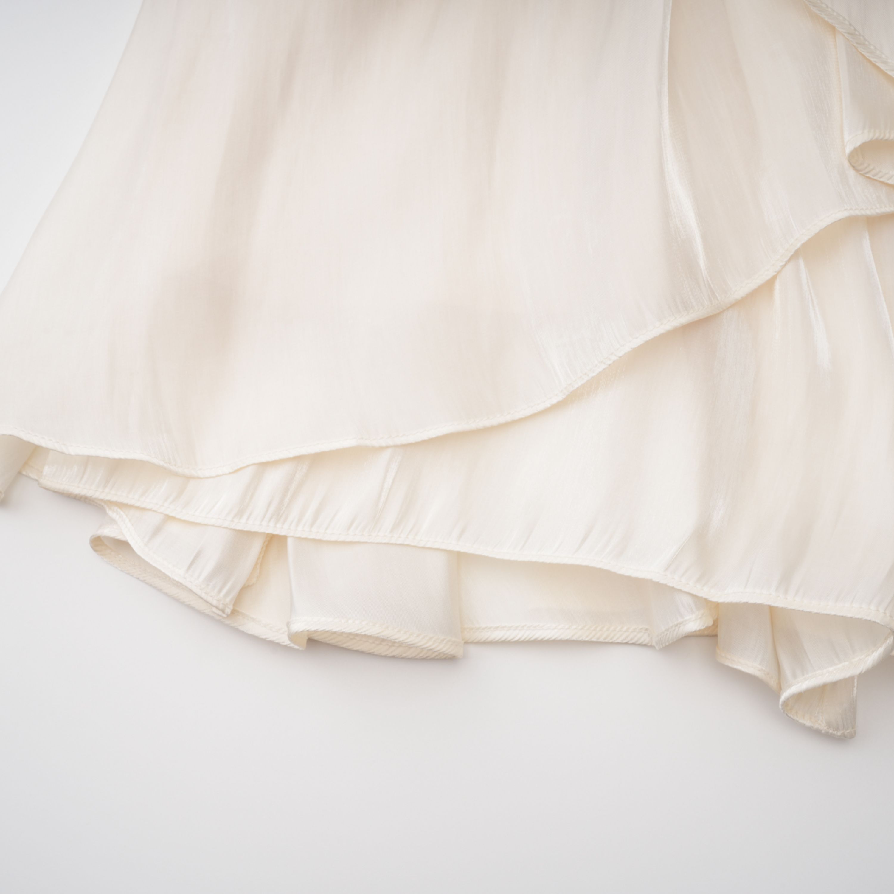 Robe longue à volants et cape froncée