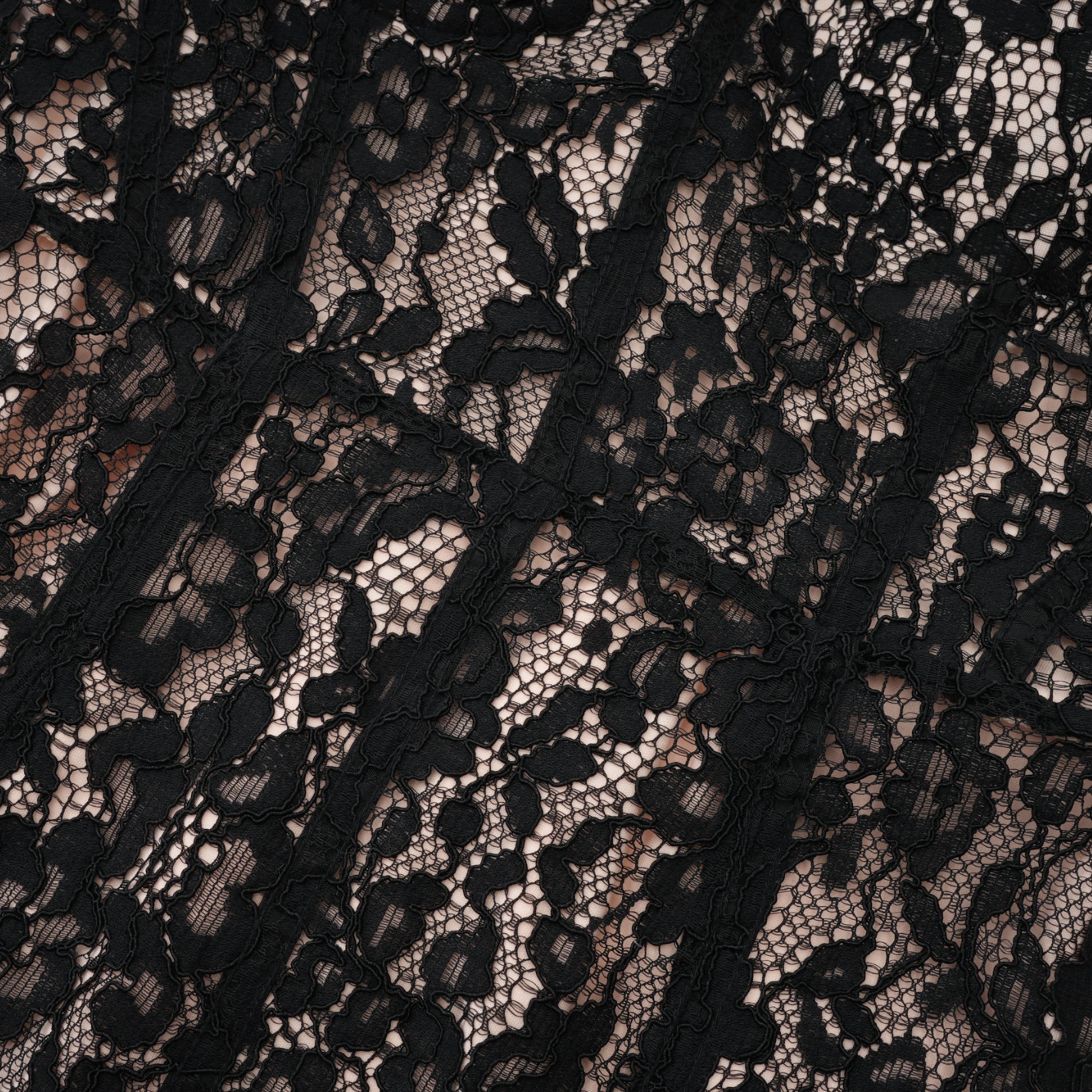 Robe longue corsetée en dentelle à motifs floraux